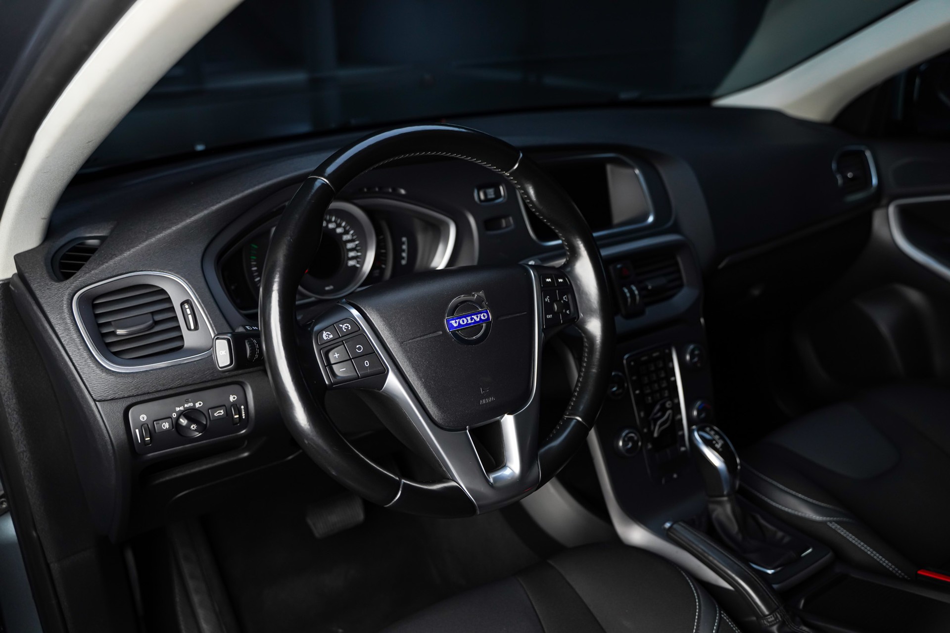 VOLVO V40 D4 Momentum Geartronic-image-9