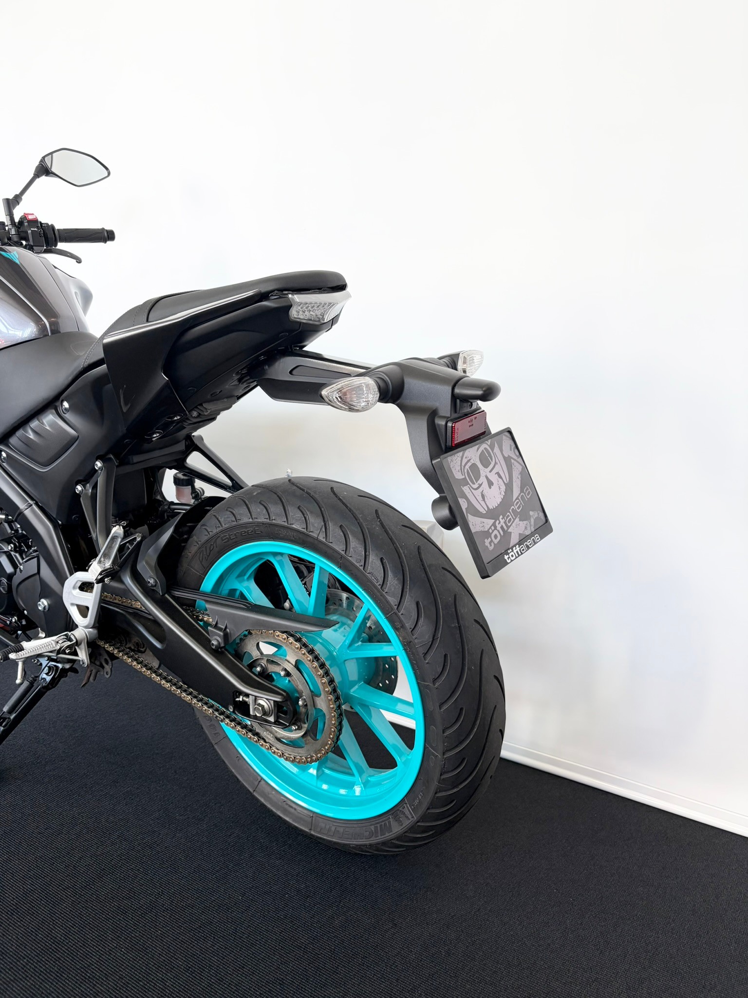 YAMAHA MT-125 ABS-showroom-element-3