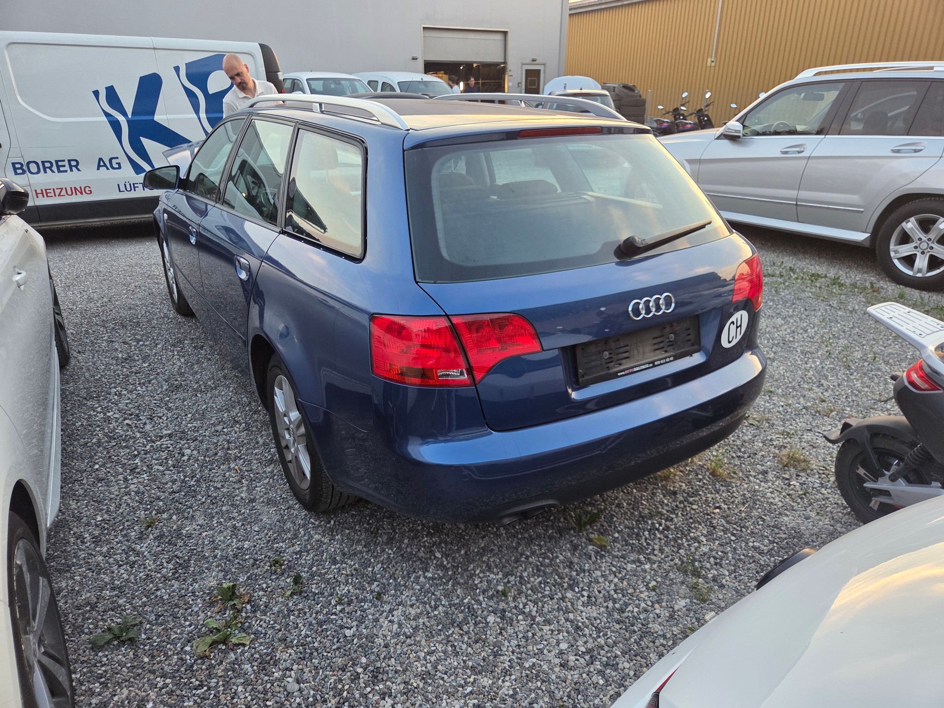 AUDI A4 Avant 2.0 TDI-image-2