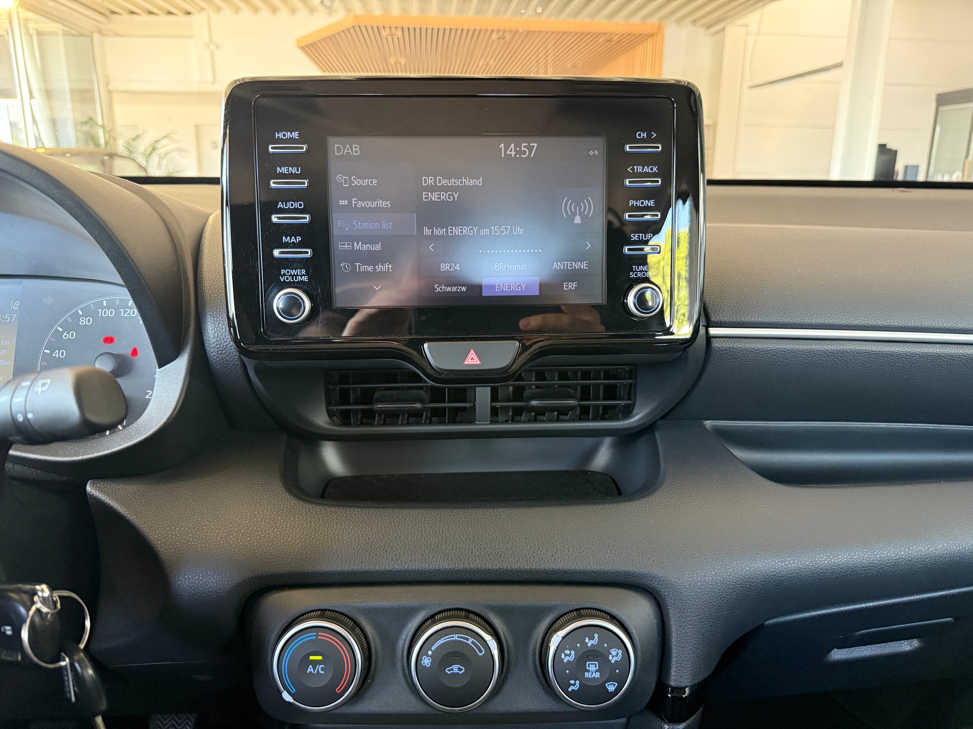 TOYOTA Yaris 1.0 Active ***RÜCKFAHRKAMERA***-image-14