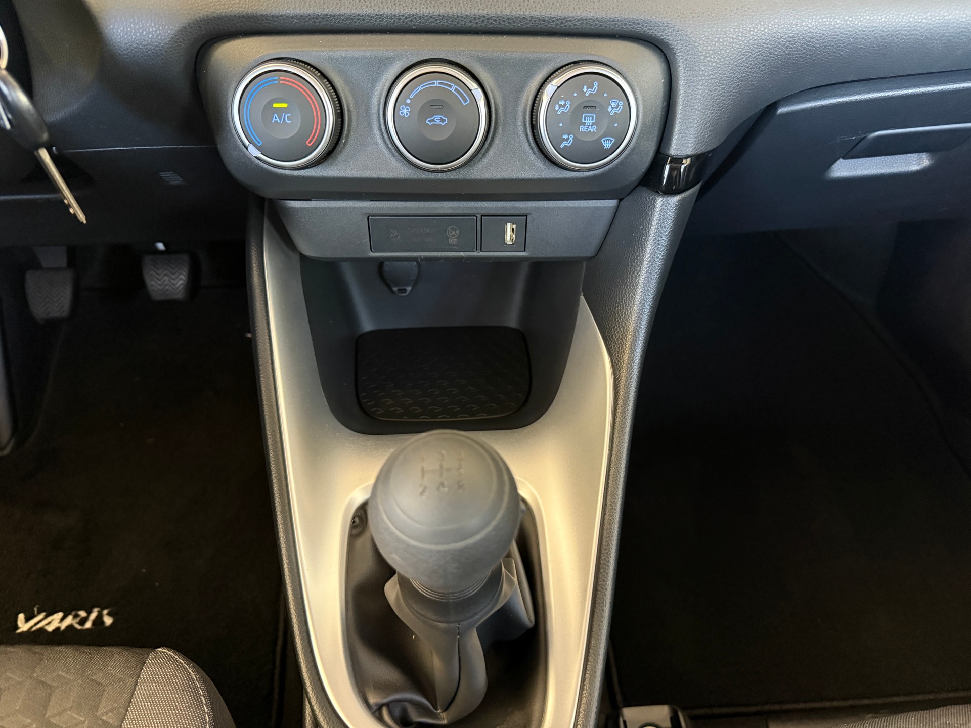 TOYOTA Yaris 1.0 Active ***RÜCKFAHRKAMERA***-image-13