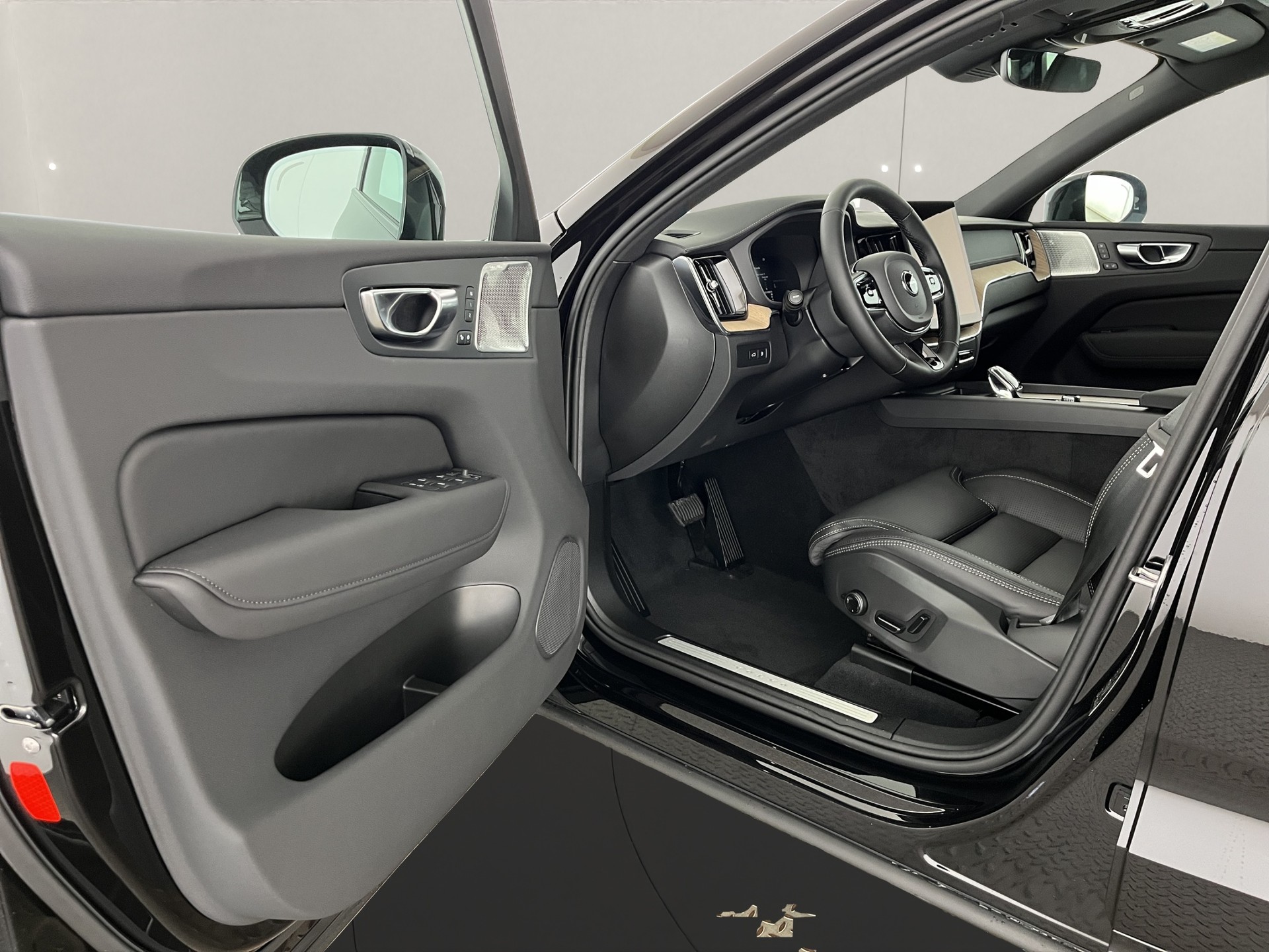 VOLVO XC60 2.0 T8 TE Ultra Dark eAWD-image-8