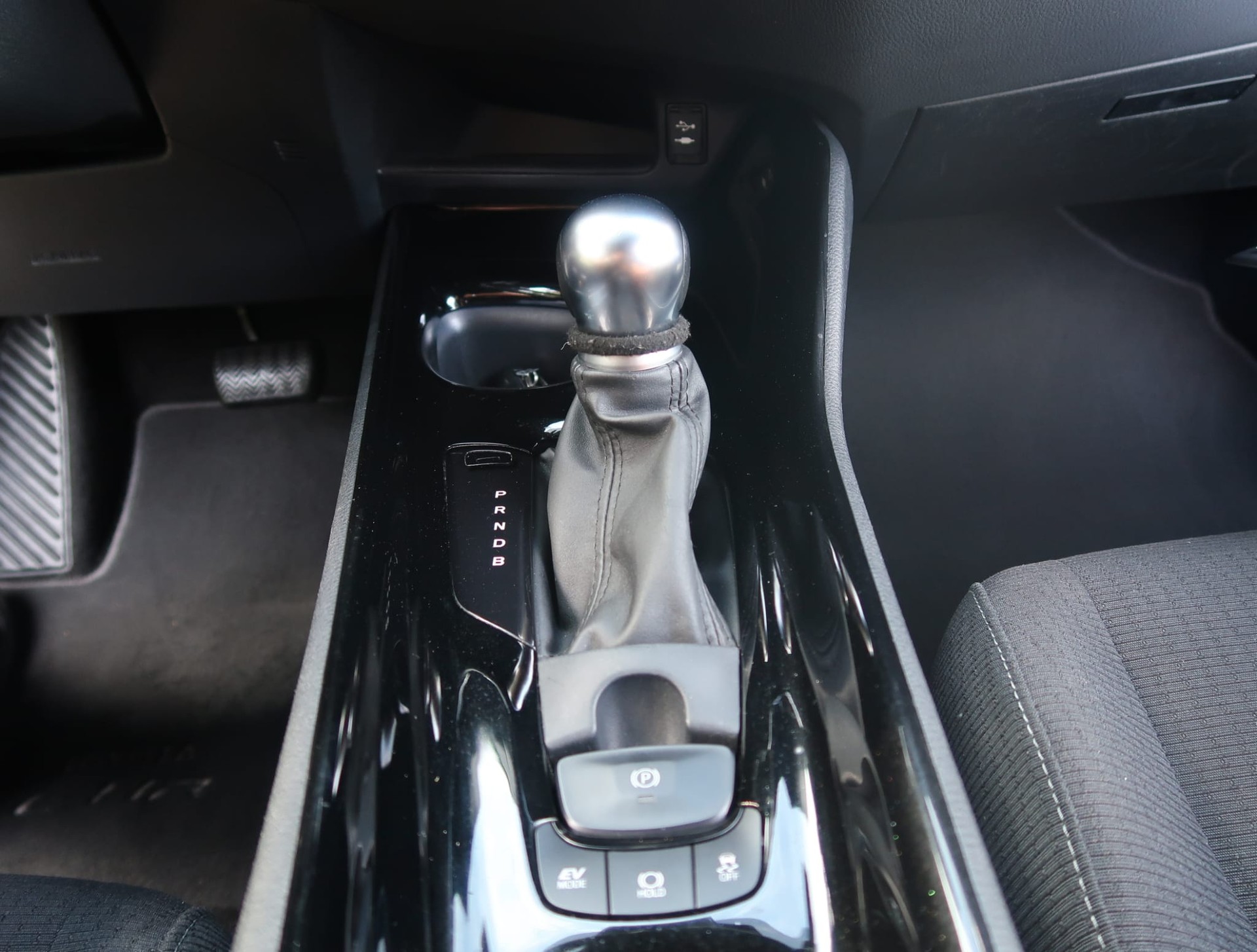 TOYOTA C-HR 1.8 HSD Trend CVT-image-23