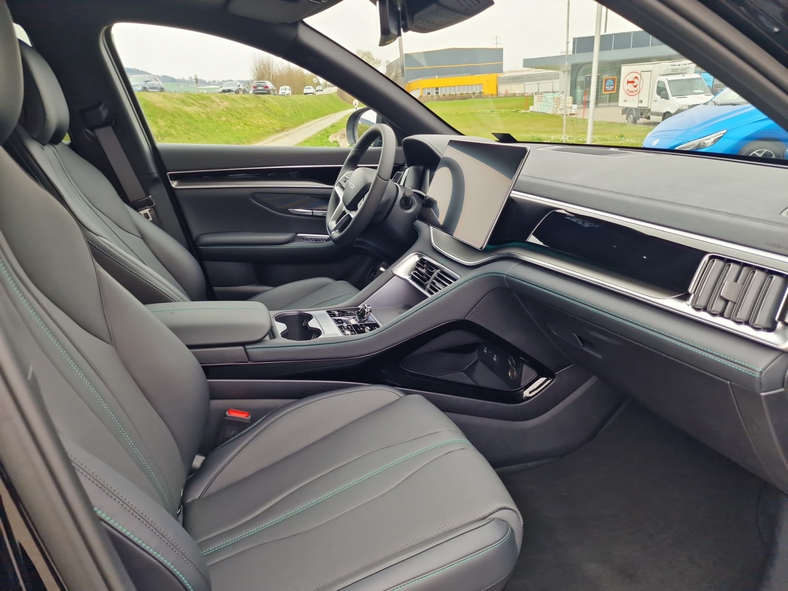 BYD Seal U DM-i Design AWD Panorama 324 PS Reichweite 70 km-image-27