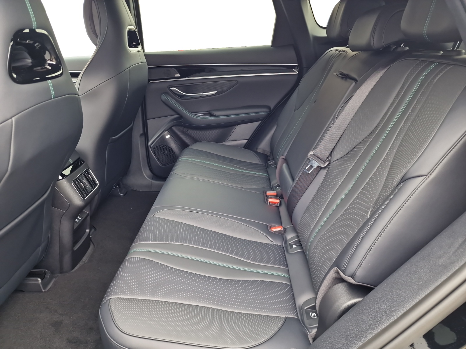 BYD Seal U DM-i Design AWD Panorama 324 PS Reichweite 70 km-image-28