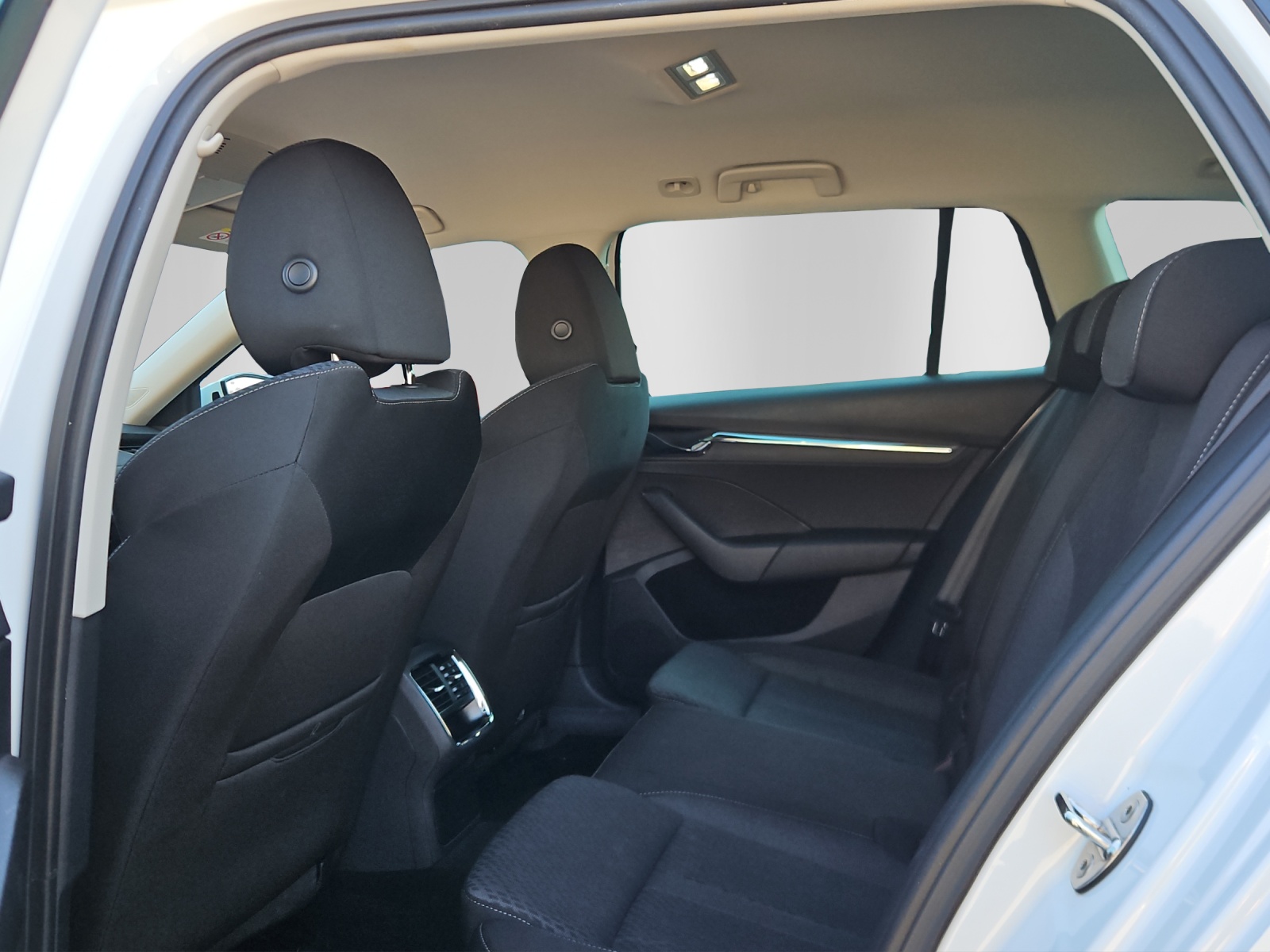 SKODA Octavia Combi 1.5 TSI mHEV DSG Ambition-image-6