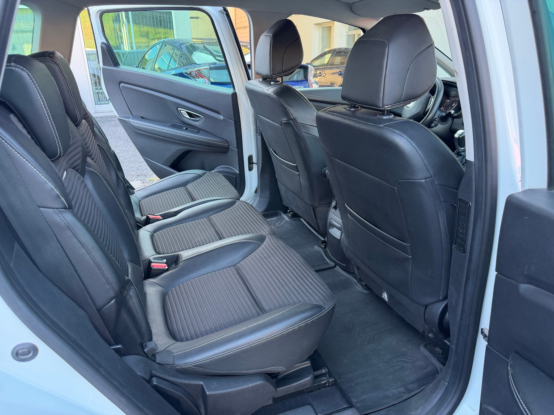RENAULT Grand Scénic 1.8 dCi Intens EDC-image-8