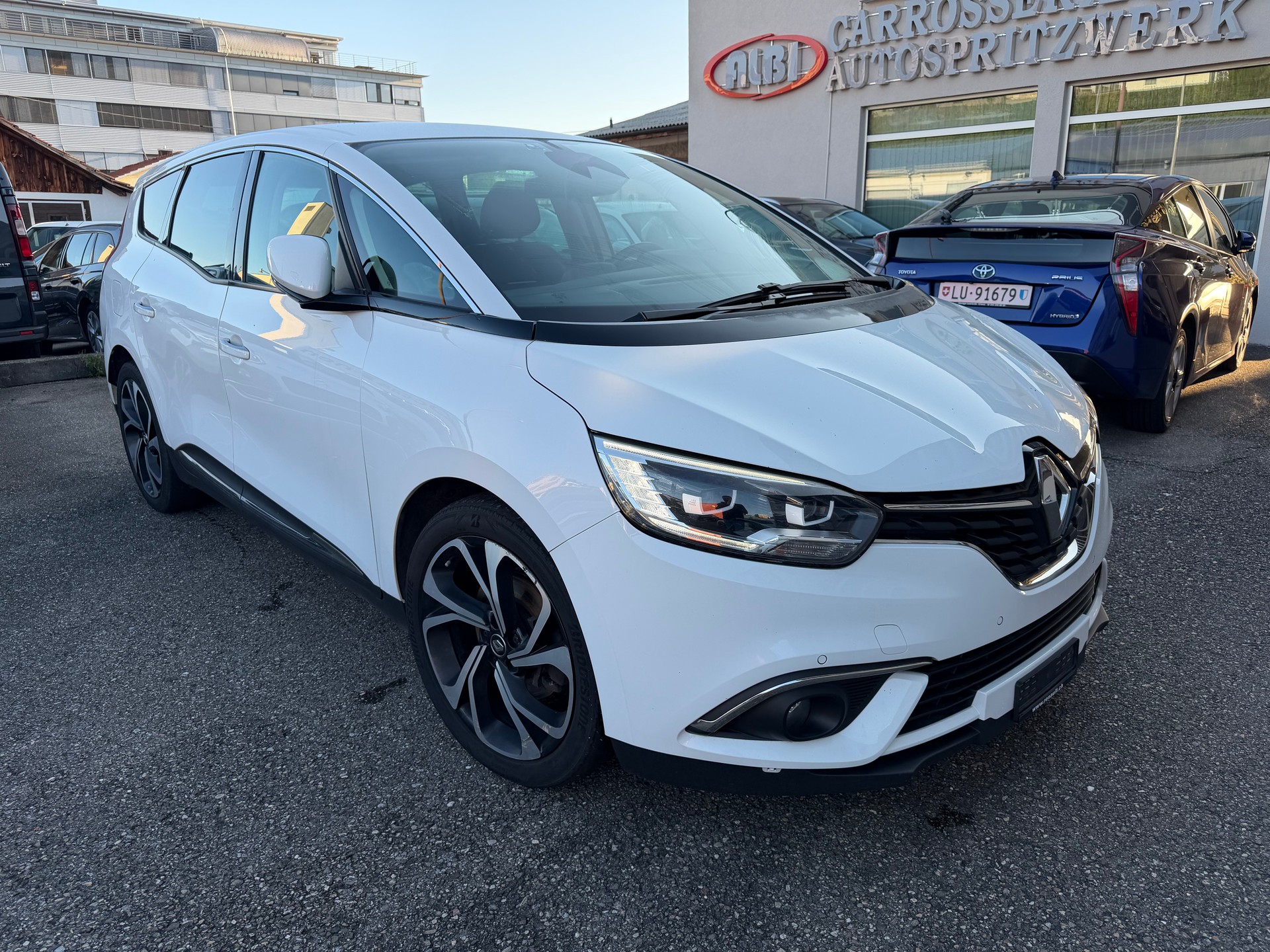 RENAULT Grand Scénic 1.8 dCi Intens EDC-image-1
