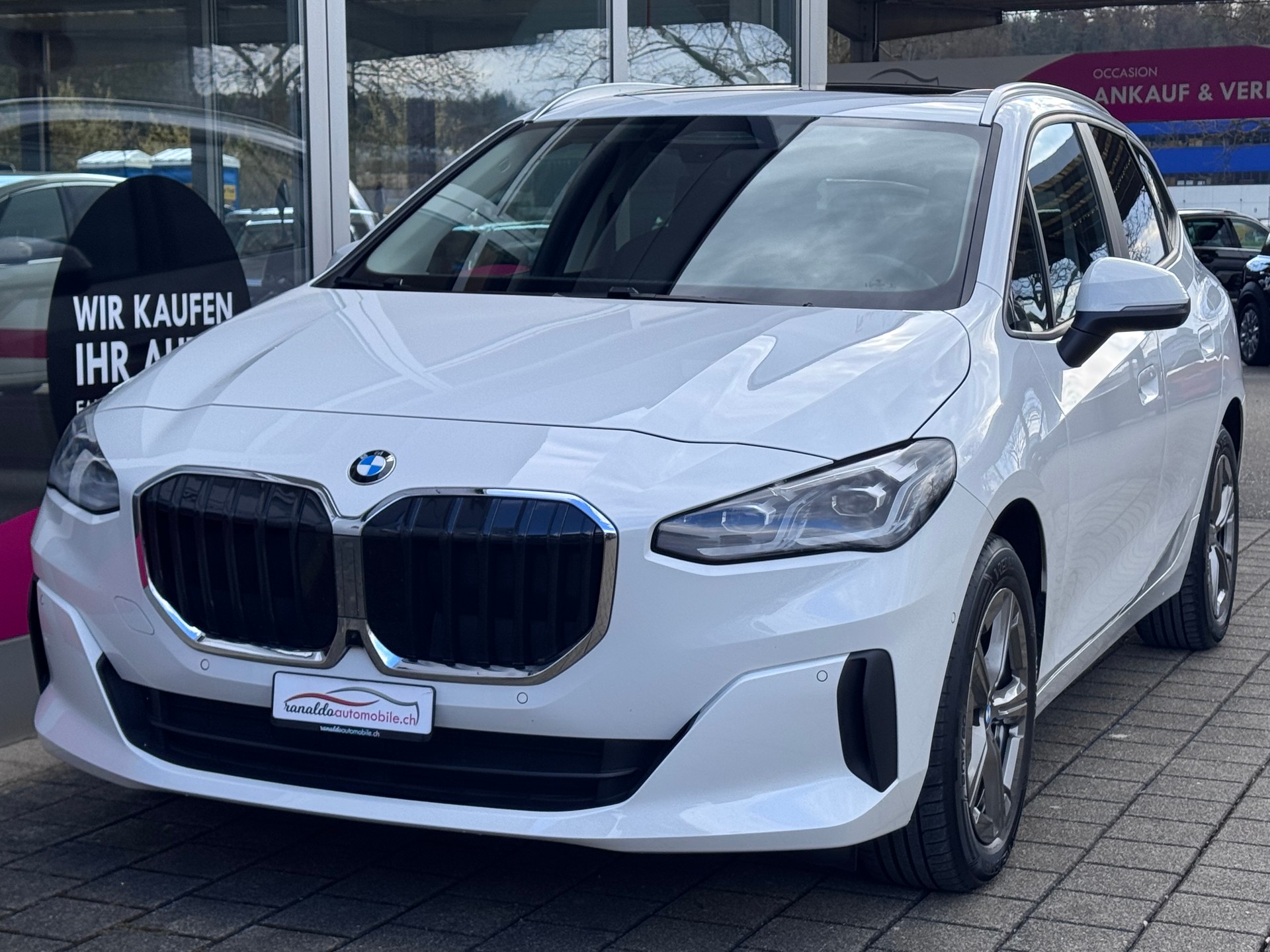 BMW 223d Active Tourer+4x4+Automat+Navigation+LED Scheinwerfer+Rückfahrkamera+Panorama-Glasdach+ACC+8-fach Alu+AHK mit 1'500kg++-image-0