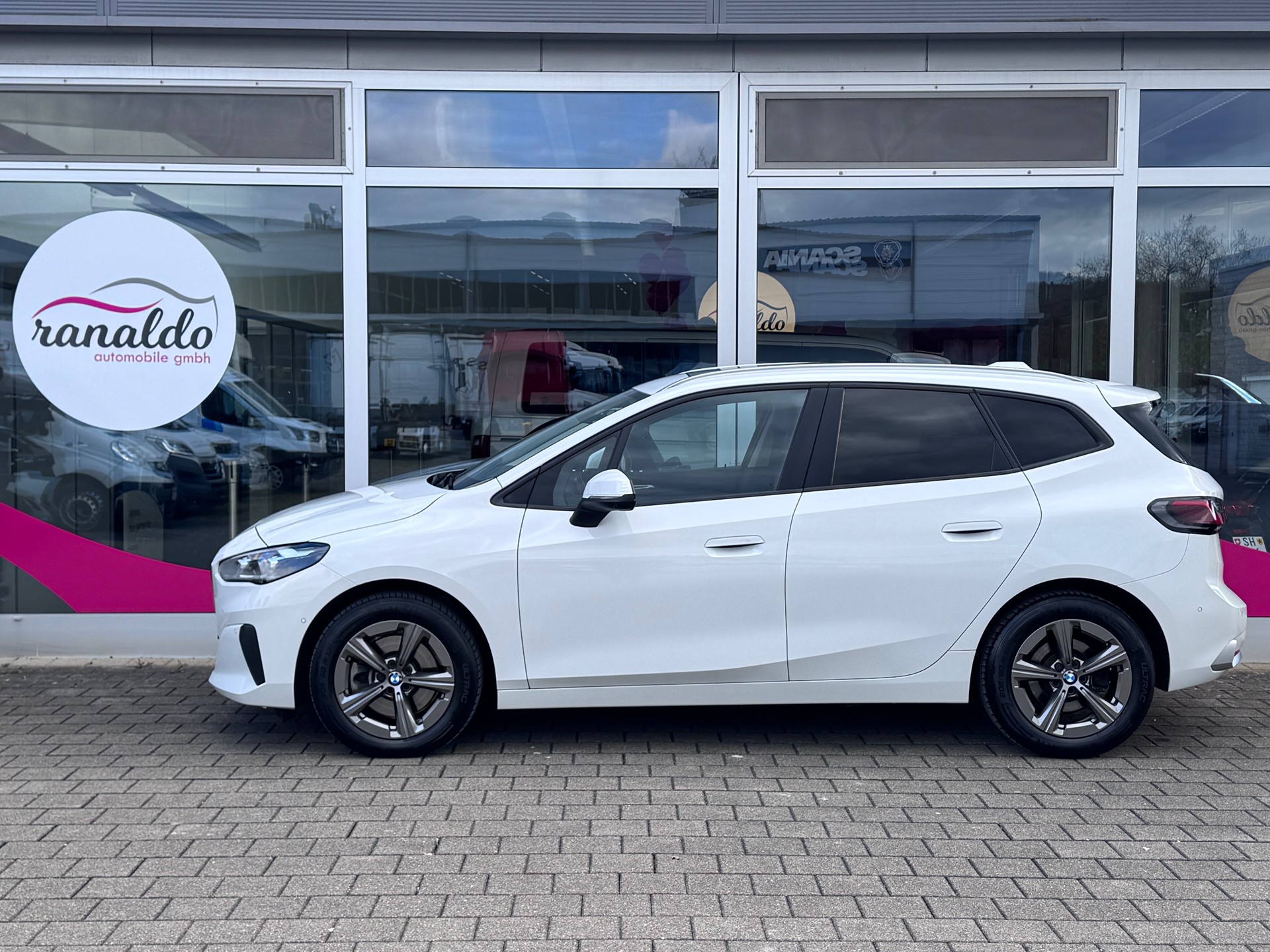 BMW 223d Active Tourer+4x4+Automat+Navigation+LED Scheinwerfer+Rückfahrkamera+Panorama-Glasdach+ACC+8-fach Alu+AHK mit 1'500kg++-image-4
