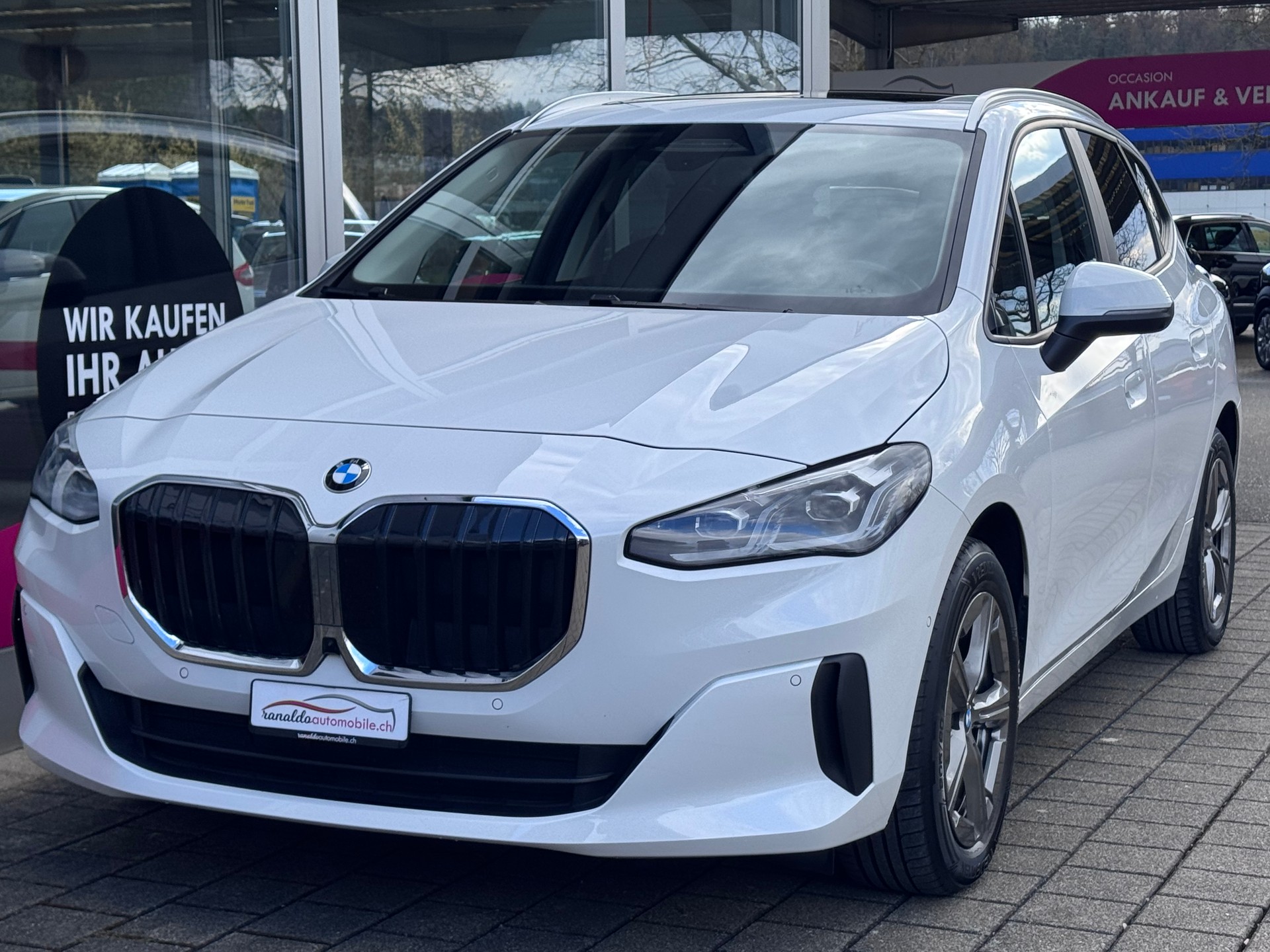 BMW 223d Active Tourer+4x4+Automat+Navigation+LED Scheinwerfer+Rückfahrkamera+Panorama-Glasdach+ACC+8-fach Alu+AHK mit 1'500kg++-image-1