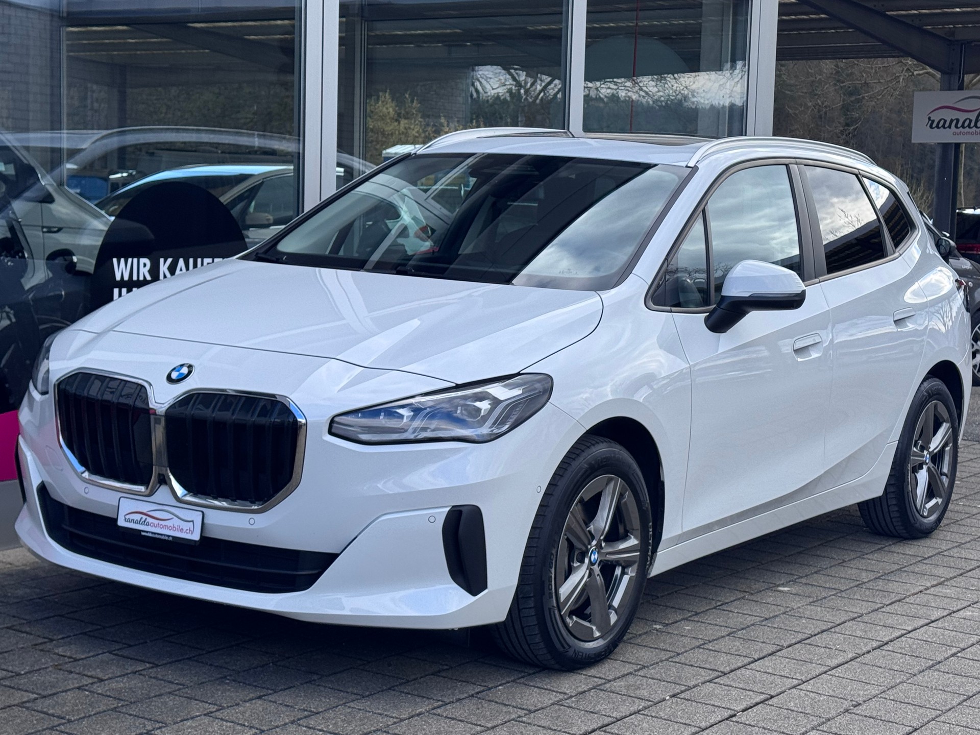BMW 223d Active Tourer+4x4+Automat+Navigation+LED Scheinwerfer+Rückfahrkamera+Panorama-Glasdach+ACC+8-fach Alu+AHK mit 1'500kg++-image-2