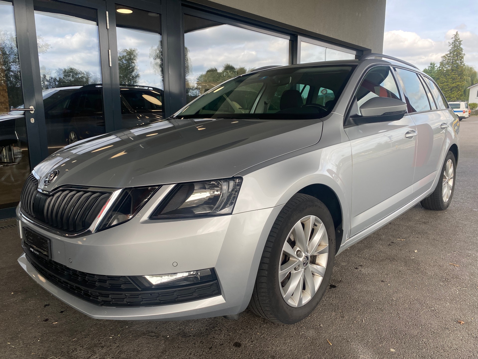 SKODA Octavia Combi 2.0 TDI Ambition DSG-image-1