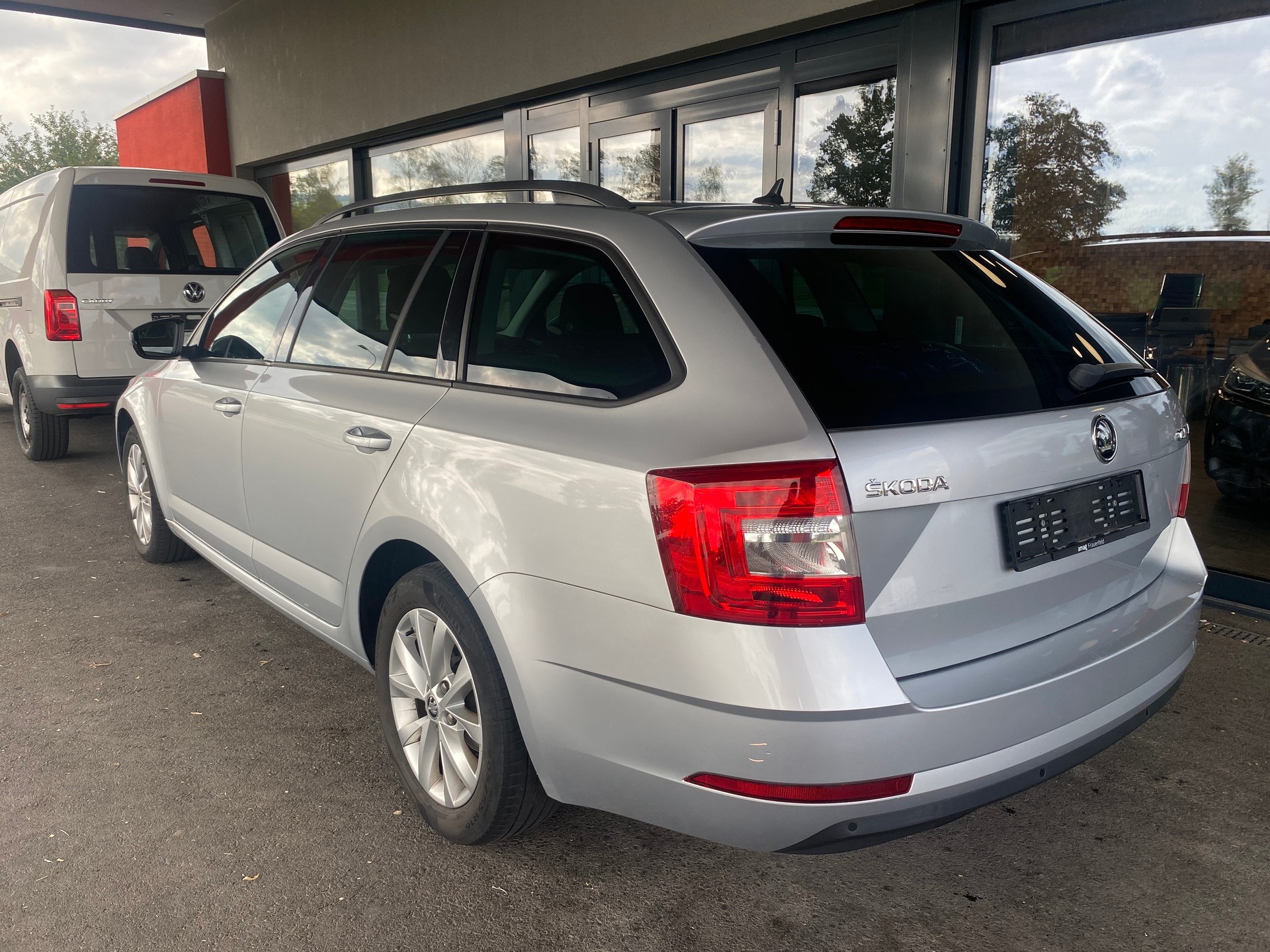 SKODA Octavia Combi 2.0 TDI Ambition DSG-image-2