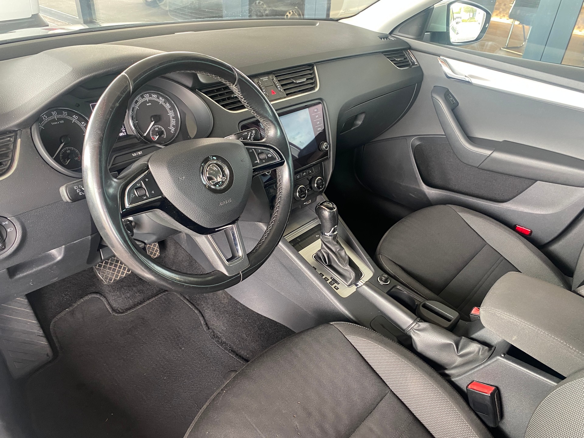 SKODA Octavia Combi 2.0 TDI Ambition DSG-image-4