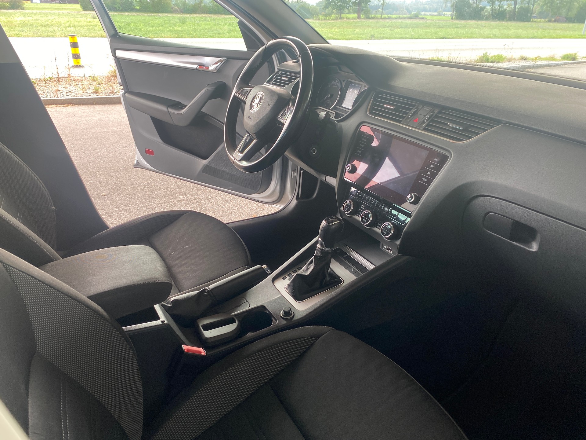 SKODA Octavia Combi 2.0 TDI Ambition DSG-image-5