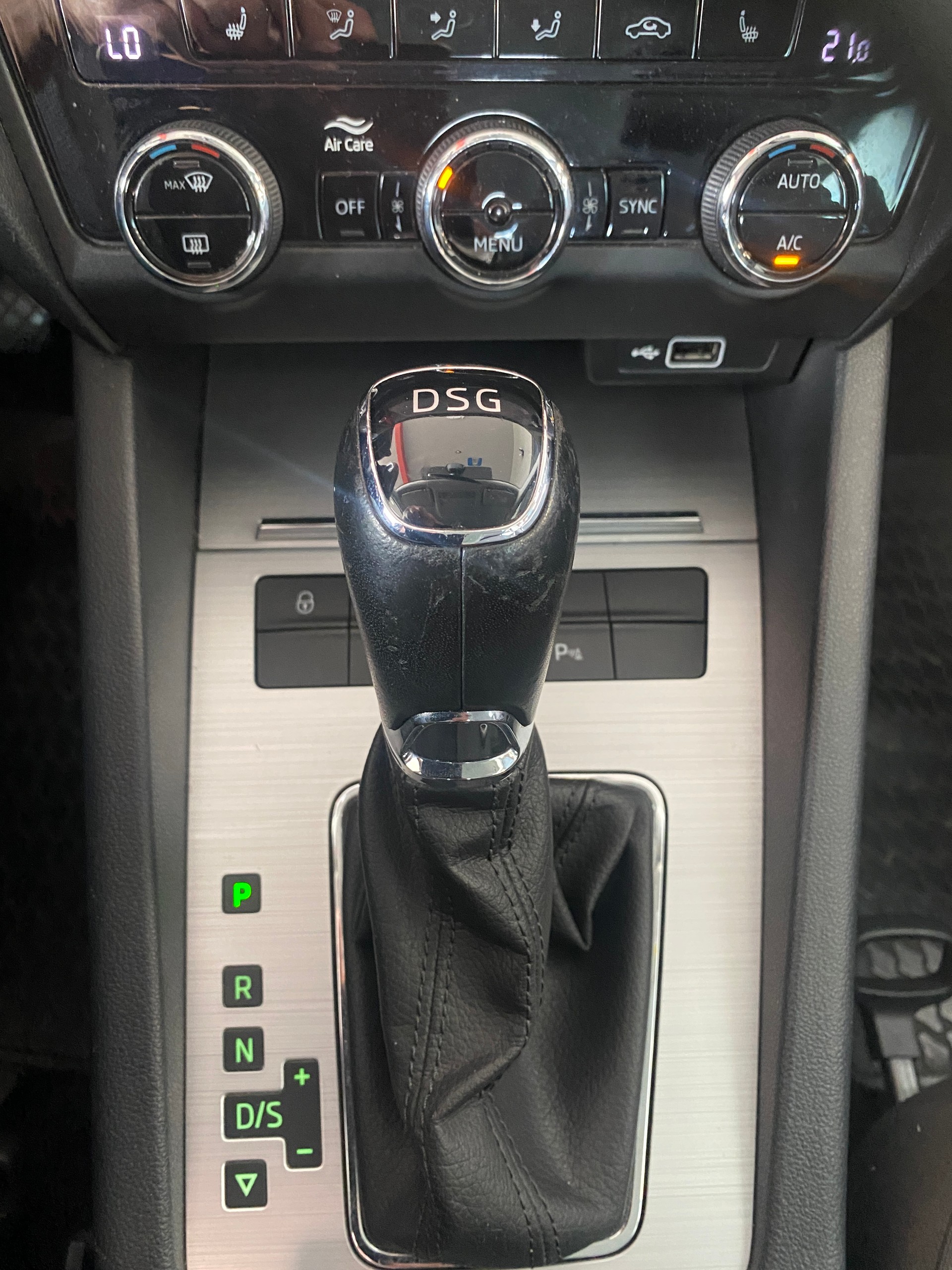 SKODA Octavia Combi 2.0 TDI Ambition DSG-image-8