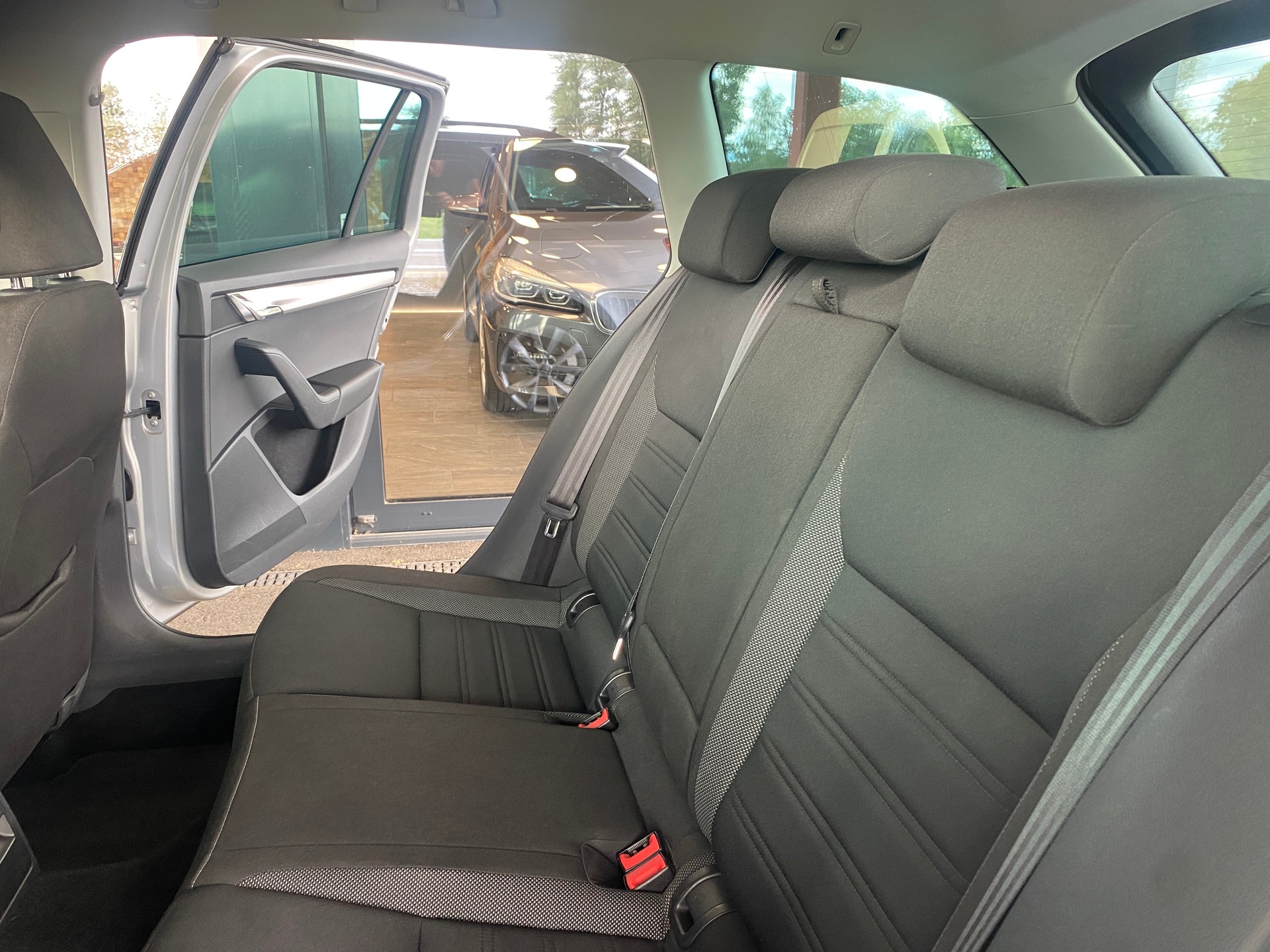SKODA Octavia Combi 2.0 TDI Ambition DSG-image-6