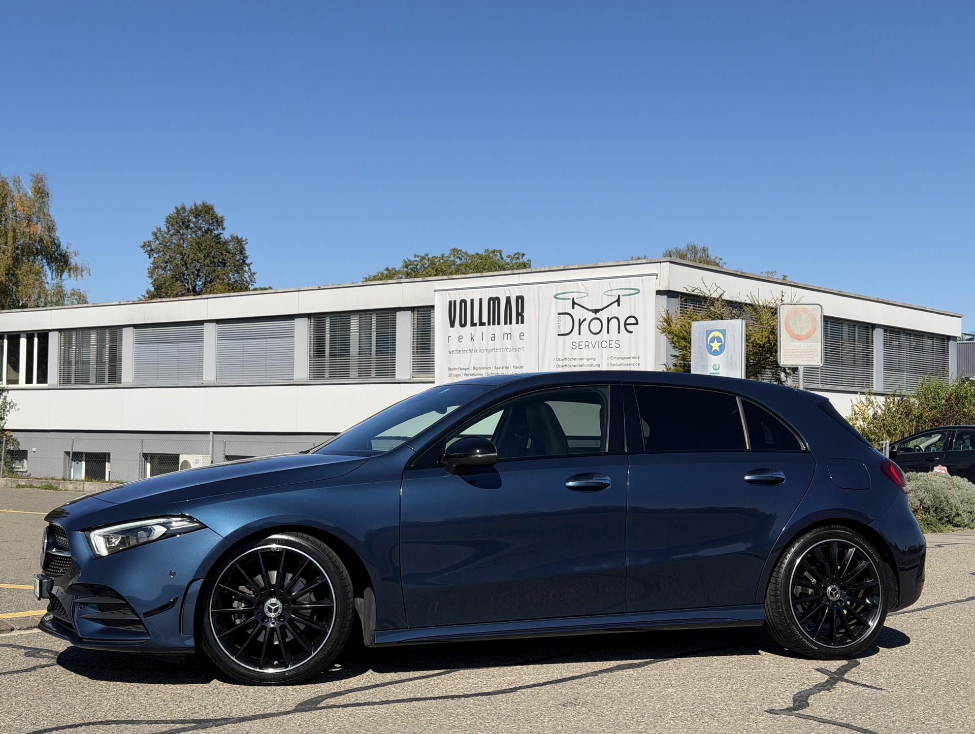 MERCEDES-BENZ A 180 Night Star AMG Line 7G - *1. HAND / TOP-GEPFLEGT* - *MEGA-AUSSTATTUNG* - *CH-FZ / GRATIS-SERVICE* - *WERKSGARANTIE*-image-3