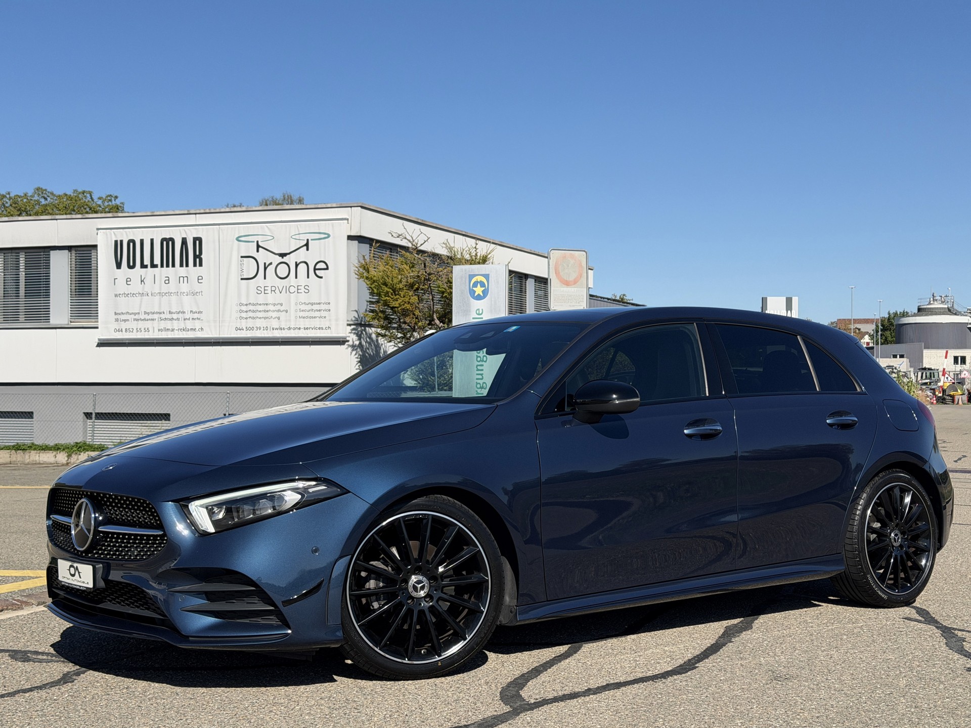 MERCEDES-BENZ A 180 Night Star AMG Line 7G - *1. HAND / TOP-GEPFLEGT* - *MEGA-AUSSTATTUNG* - *CH-FZ / GRATIS-SERVICE* - *WERKSGARANTIE*-image-2