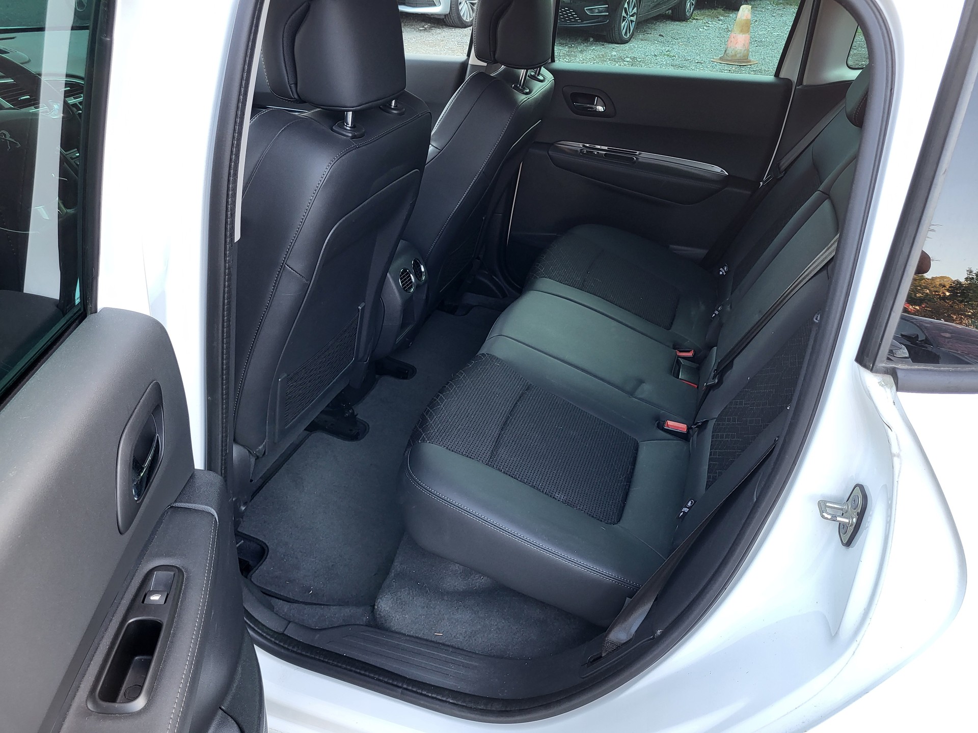 PEUGEOT 3008 HYbrid4 2.0 HDI Low CO2 ETG6-image-9