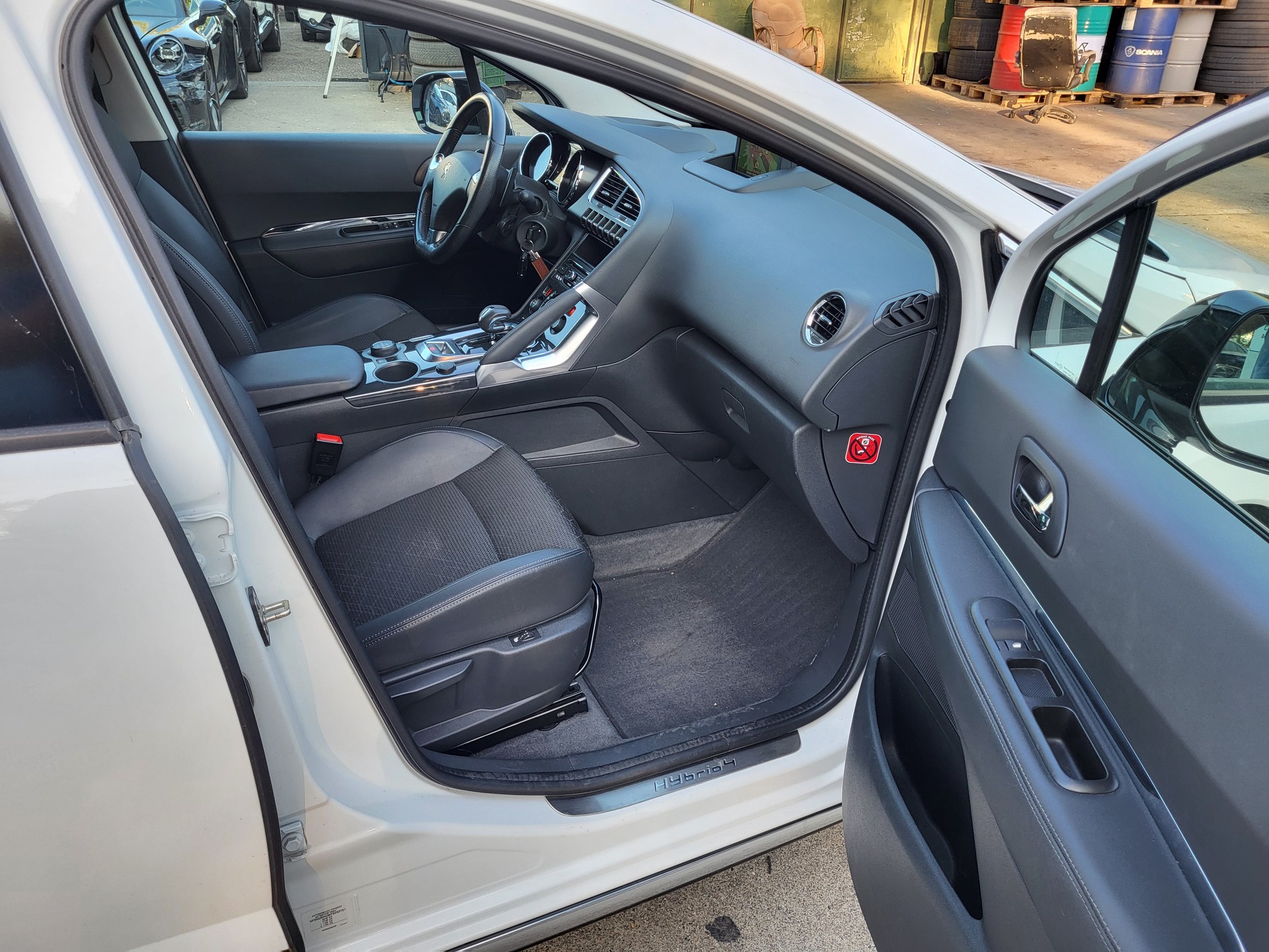 PEUGEOT 3008 HYbrid4 2.0 HDI Low CO2 ETG6-image-4