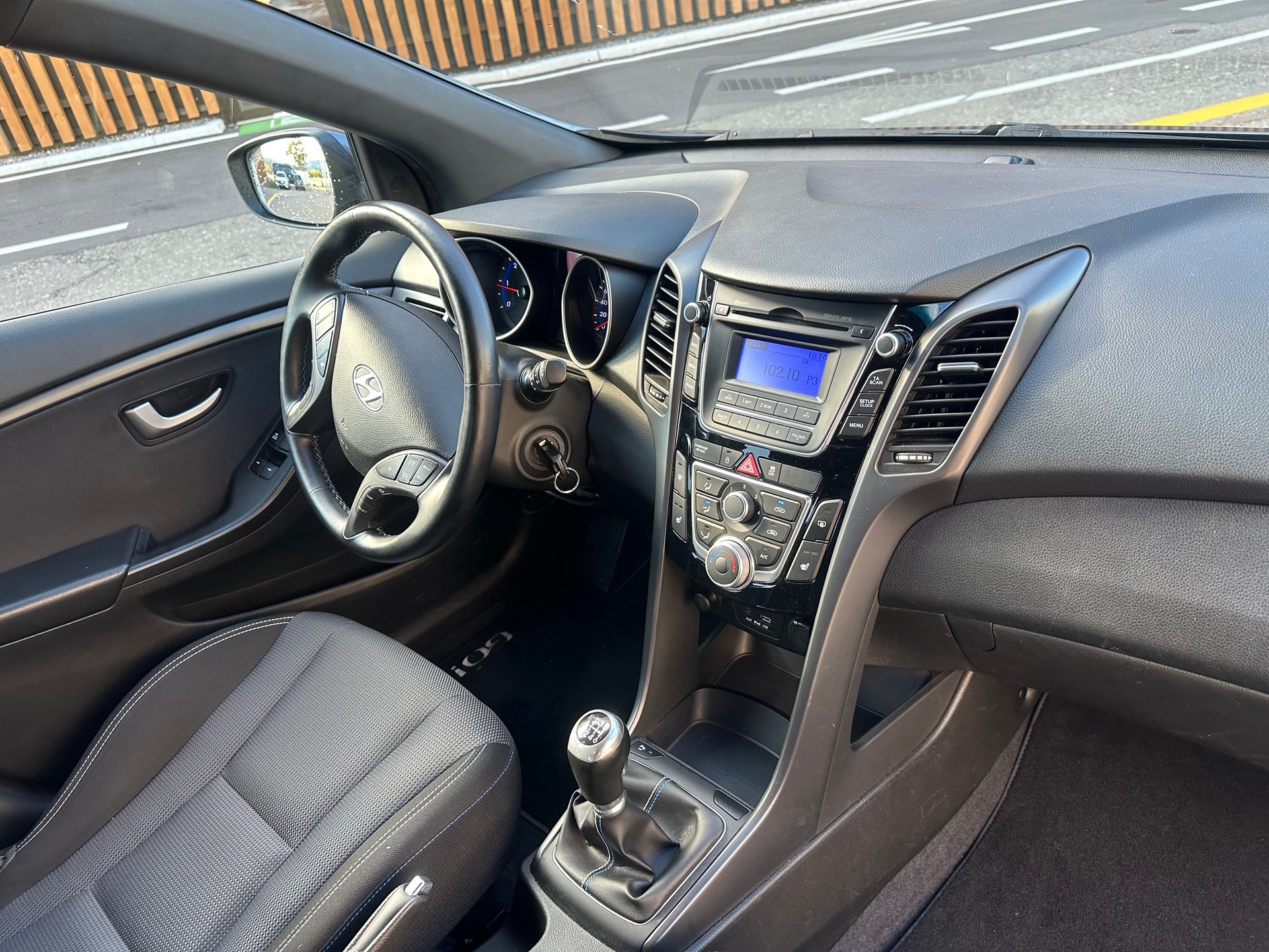HYUNDAI i30 1.6 CRDi Amplia-image-12