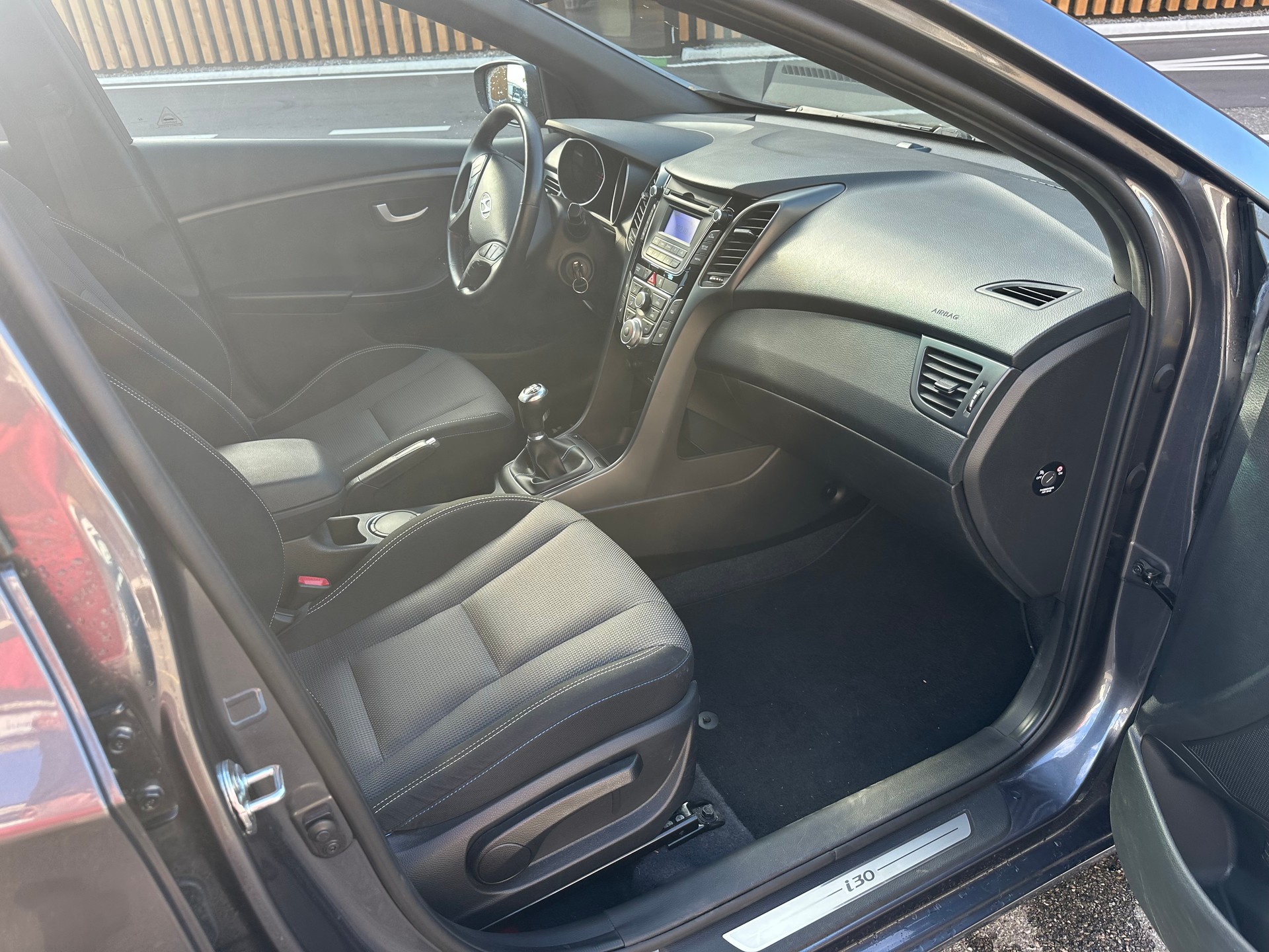 HYUNDAI i30 1.6 CRDi Amplia-image-13