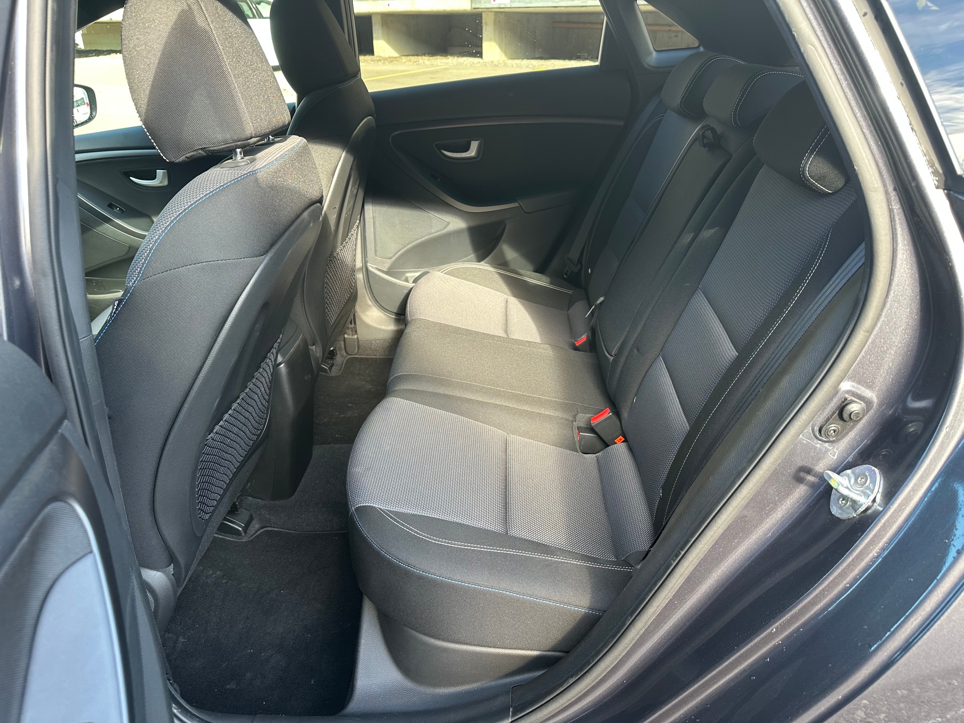 HYUNDAI i30 1.6 CRDi Amplia-image-9