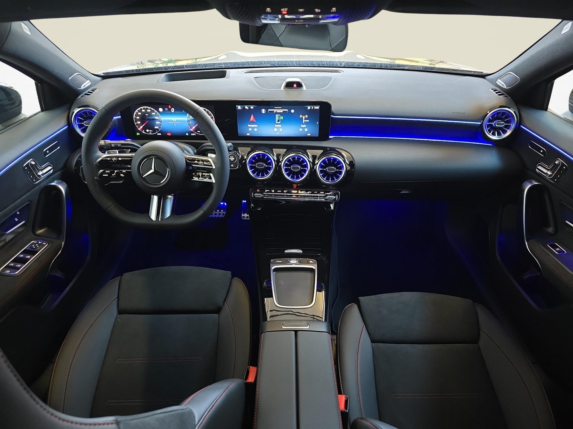 MERCEDES-BENZ A 220 4MATIC AMG Line-image-11