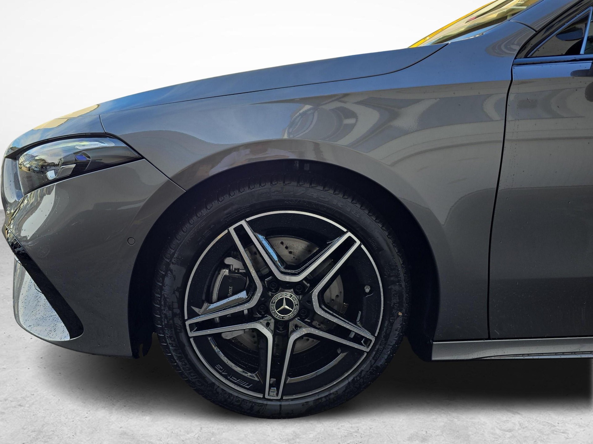 MERCEDES-BENZ A 220 4MATIC AMG Line-image-17