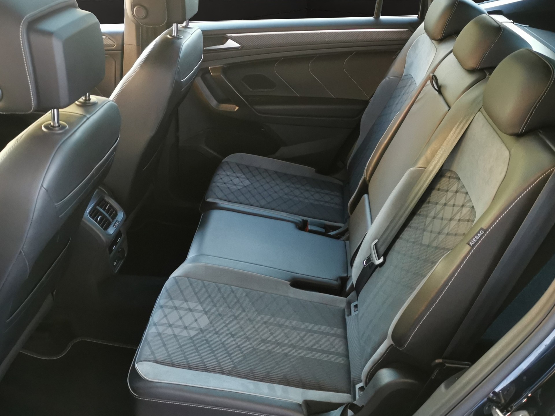 VW Tiguan Allspace 2.0 TDI SCR R-Line 4Motion DSG-image-15