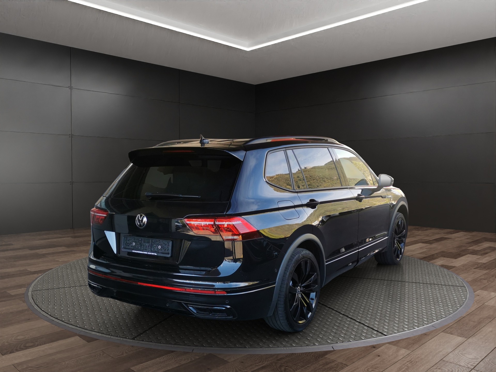 VW Tiguan Allspace 2.0 TDI SCR R-Line 4Motion DSG-image-5