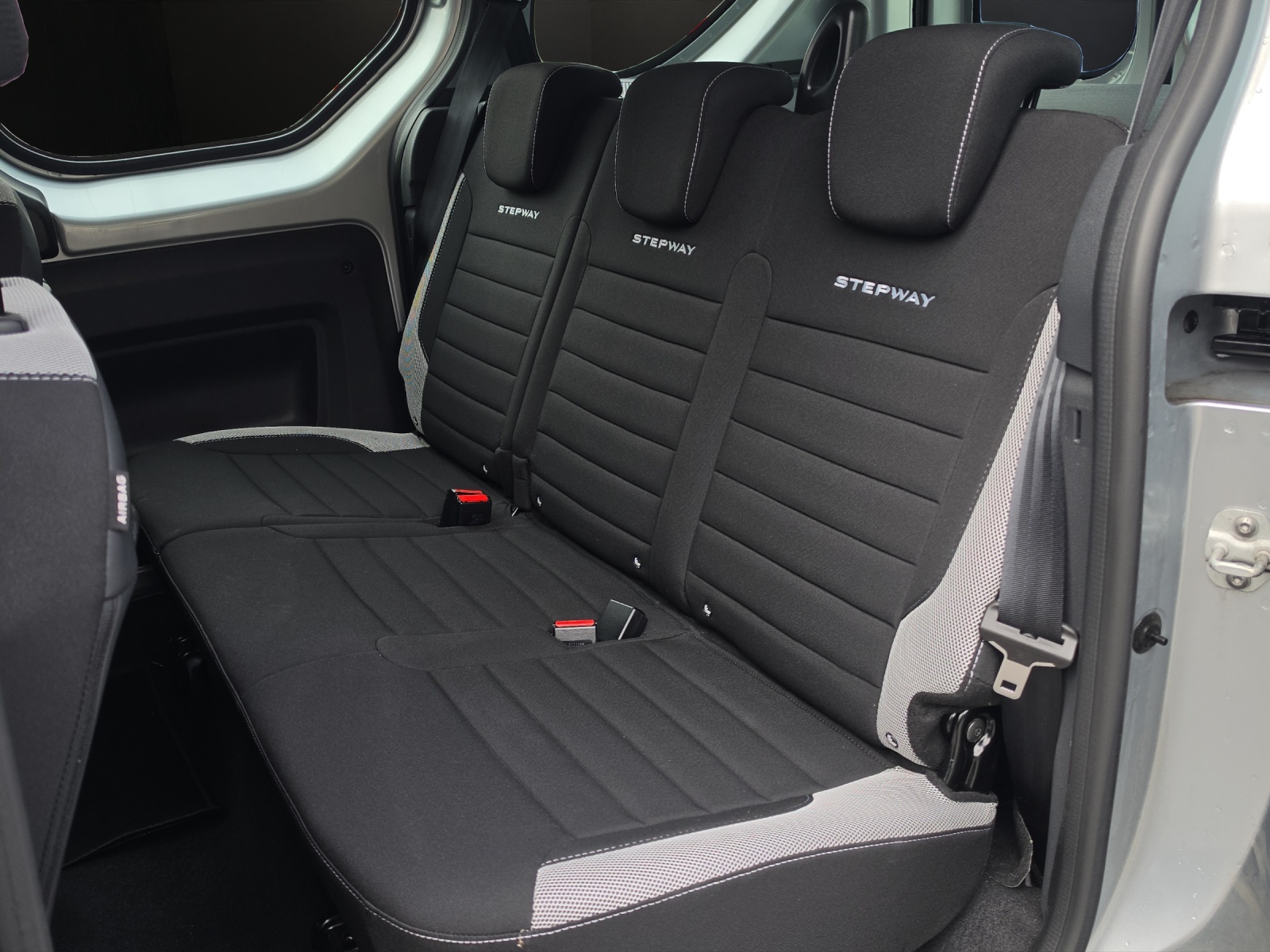 DACIA Dokker TCE 130 16V Stepway-image-8