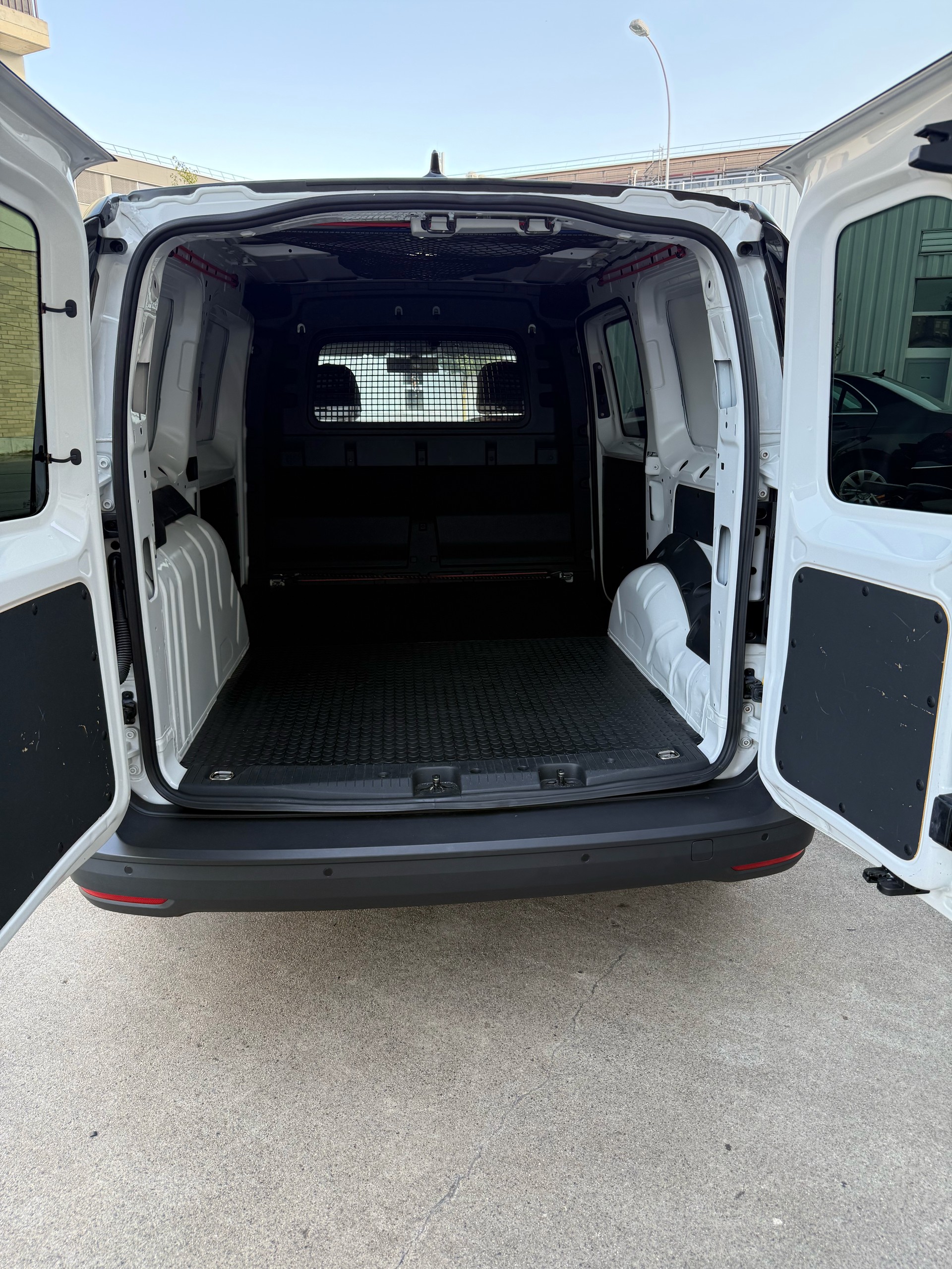 VW Caddy Cargo 2.0TDI Entry Maxi-image-13