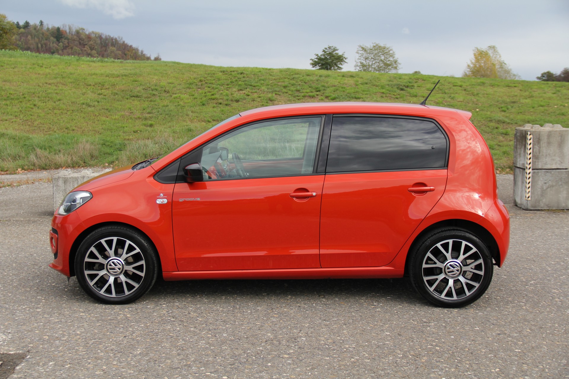 VW Up 1.0 groove up-image-0