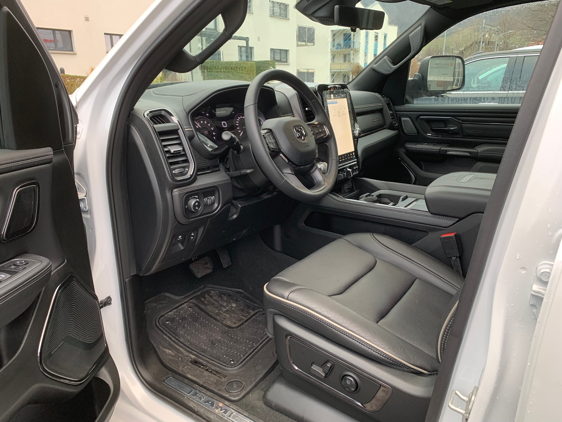 DODGE Ram 1500 Limited Crew Cab 5.7 V8 Night Edition E-Torque-image-6