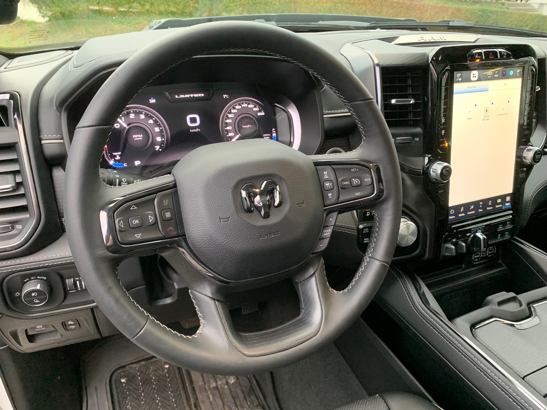 DODGE Ram 1500 Limited Crew Cab 5.7 V8 Night Edition E-Torque-image-9