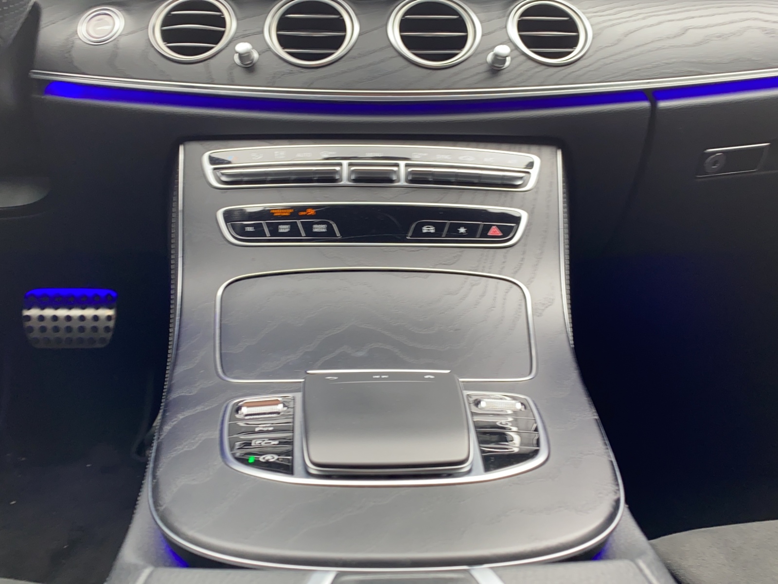 MERCEDES-BENZ E 200 AMG Line 9G-Tronic-image-26