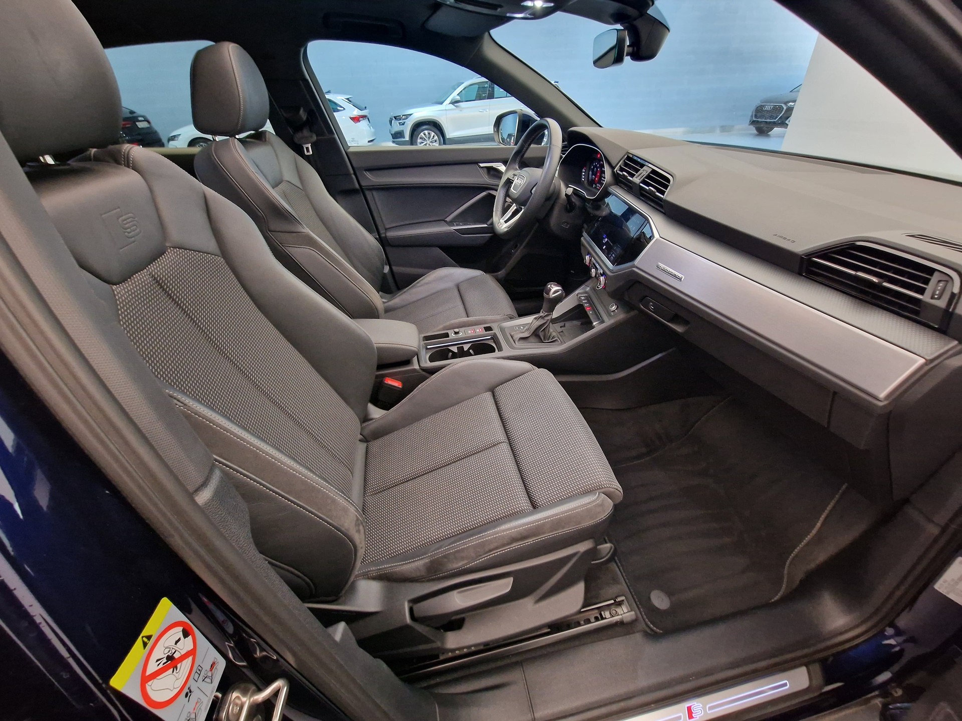 AUDI Q3 Sportback 40 TFSI S line quattro S-tronic-image-12