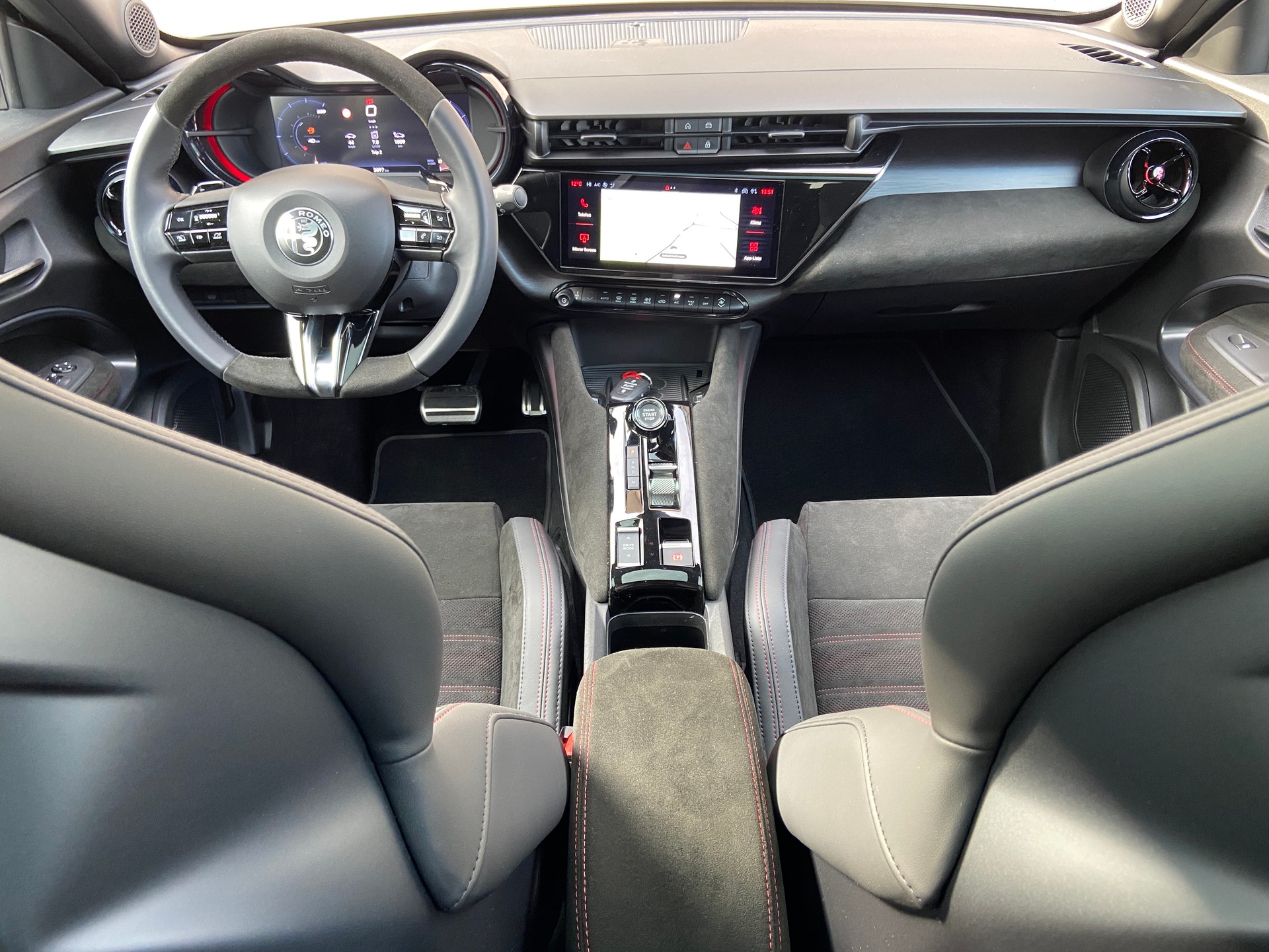 ALFA ROMEO Junior 1.2 48V Hybrid Q4 Tech Sky Sport 4x4-image-3