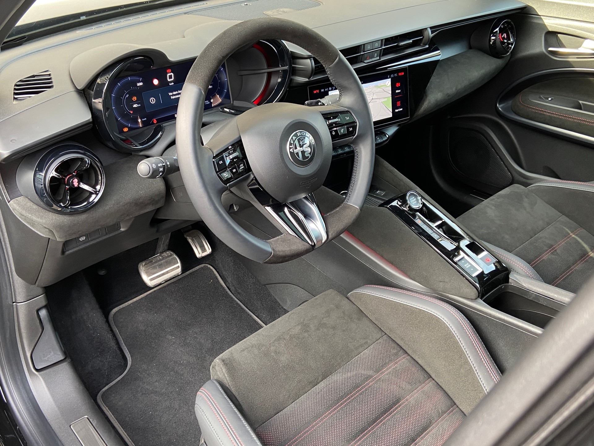 ALFA ROMEO Junior 1.2 48V Hybrid Q4 Tech Sky Sport 4x4-image-4