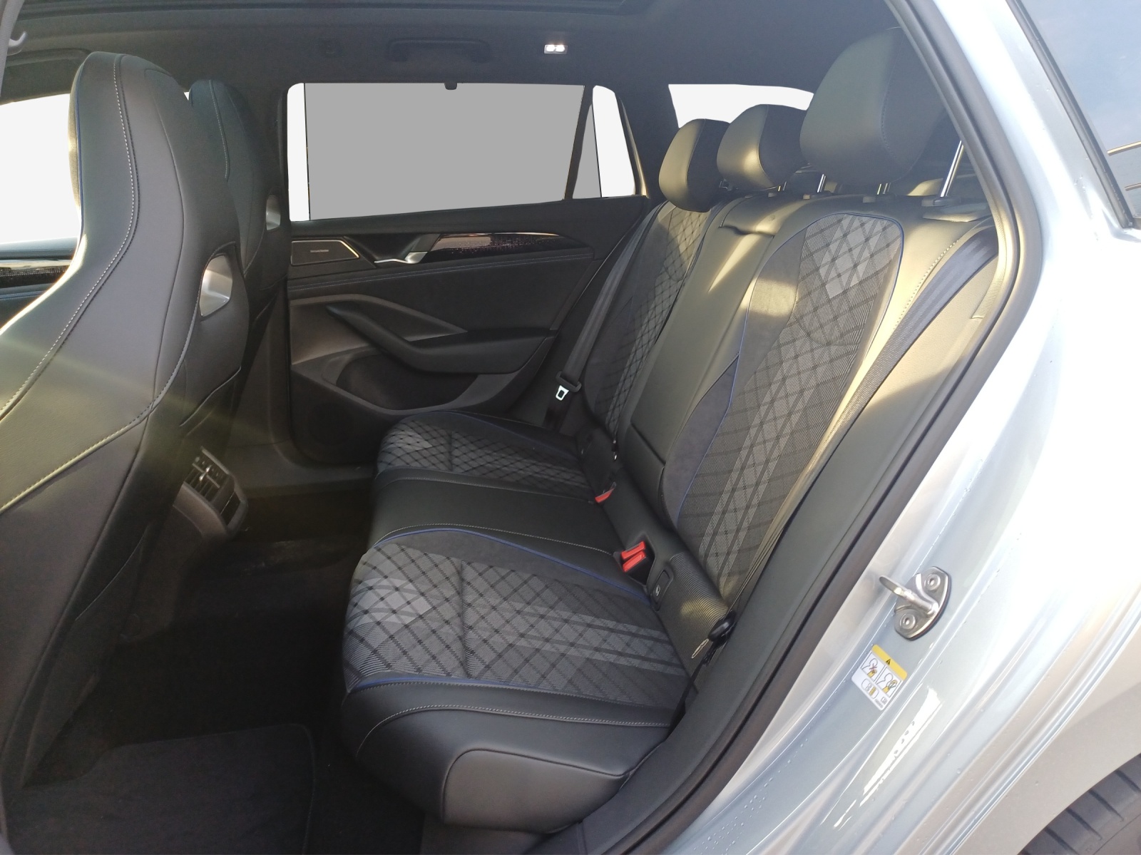 VW Passat Variant 2.0 TSI evo4 R-Line 4 Motion DSG-image-11