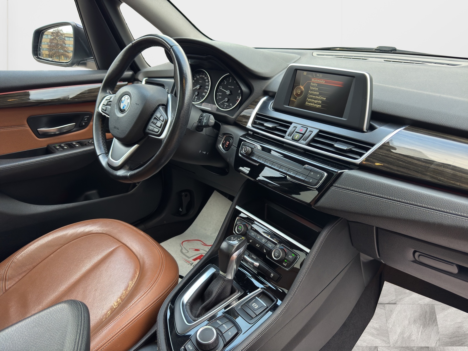 BMW 220i Active Tourer Luxury Line Steptronic-image-12