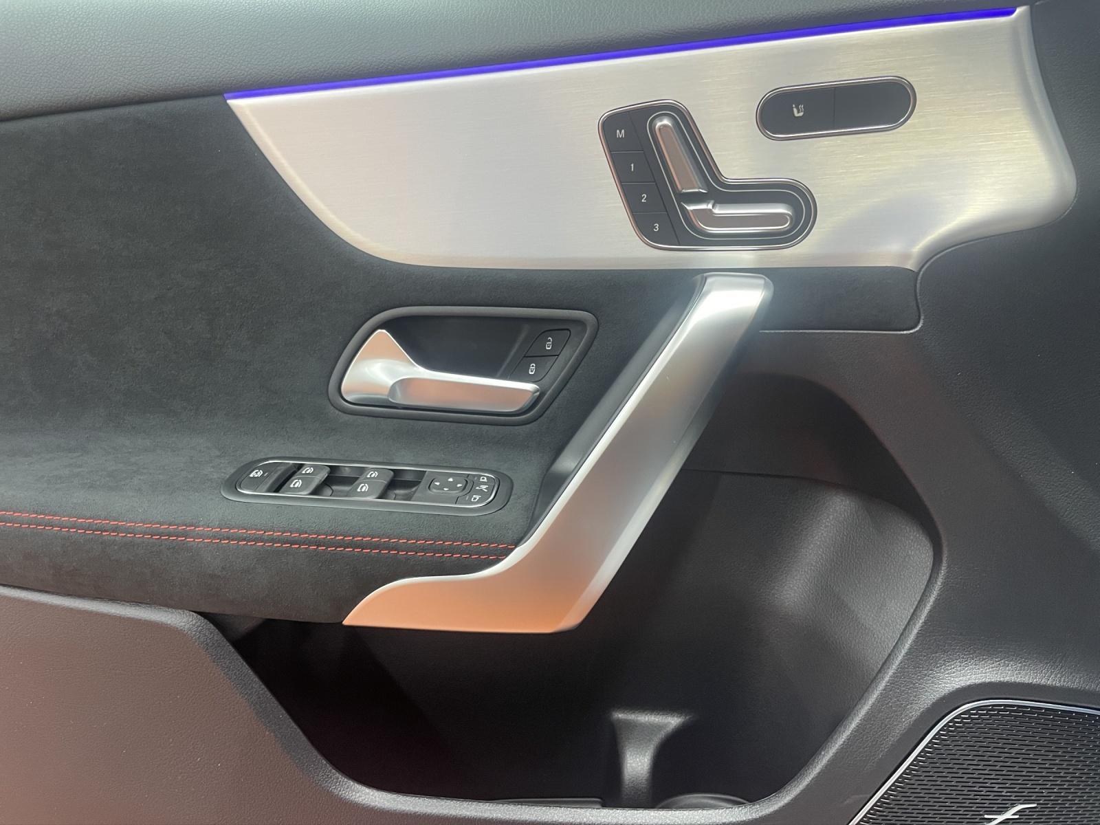 MERCEDES-BENZ A 220 4MATIC AMG Line-image-6