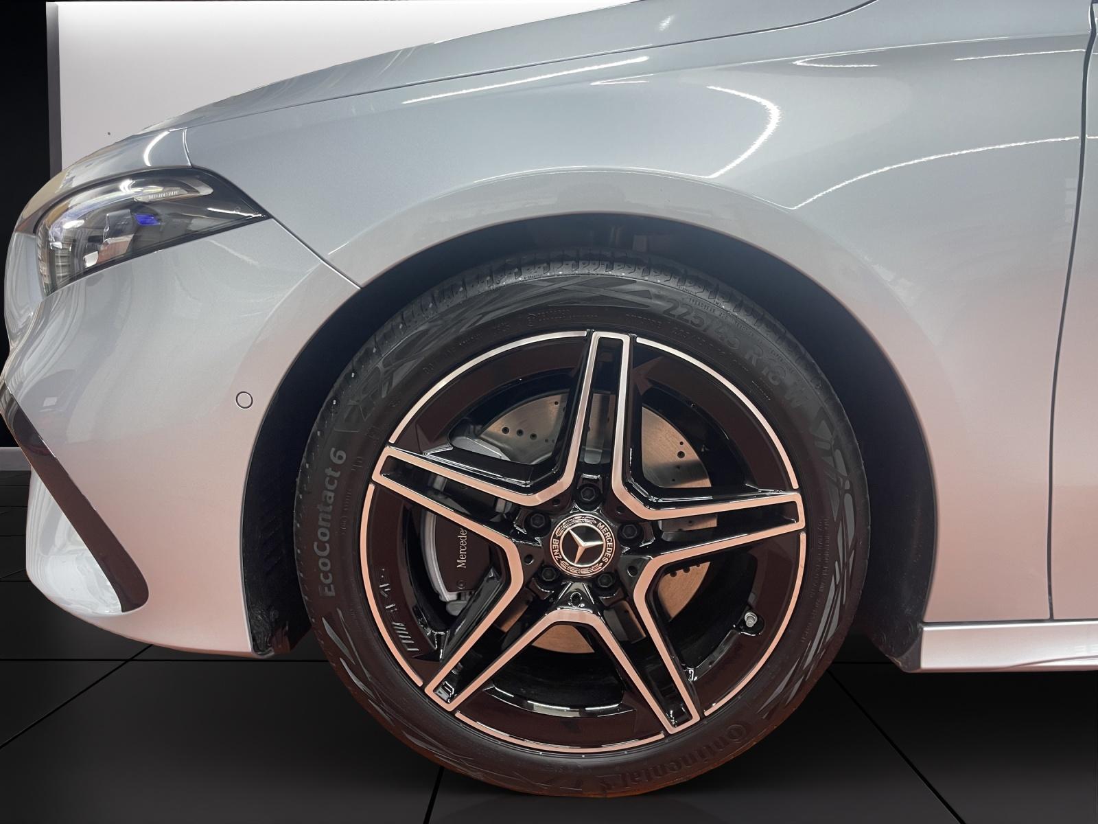 MERCEDES-BENZ A 220 4MATIC AMG Line-image-9