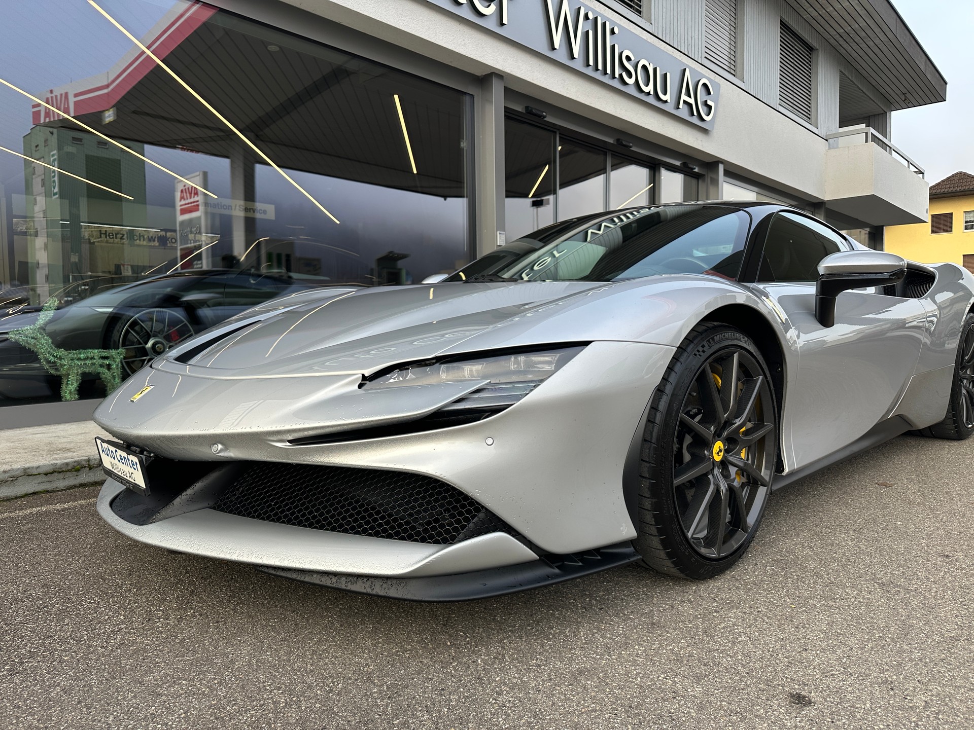 FERRARI SF90 Stradale Assetto Fiorano-showroom-element-3