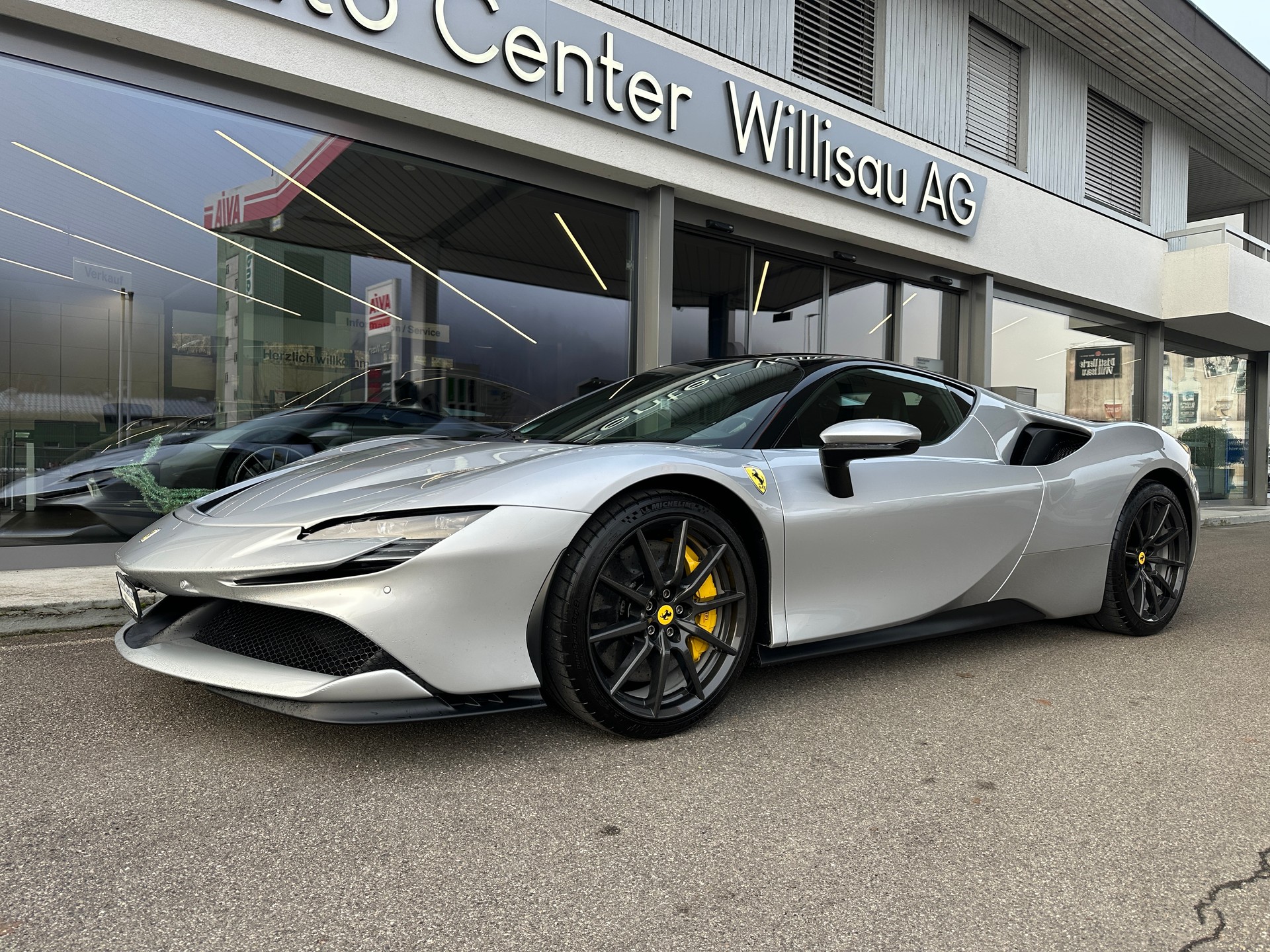 FERRARI SF90 Stradale Assetto Fiorano-showroom-element-1