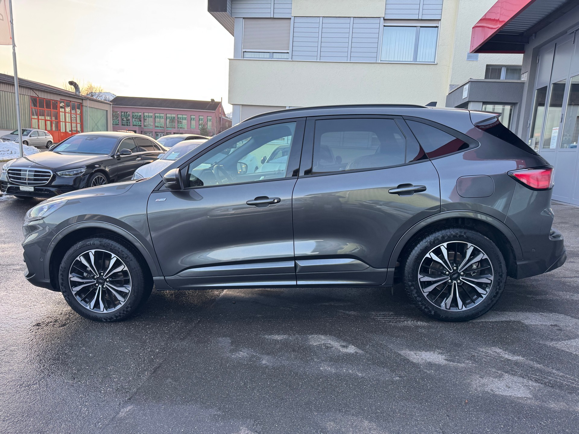 FORD Kuga 2.5 FHEV ST-Line X 4WD-image-6