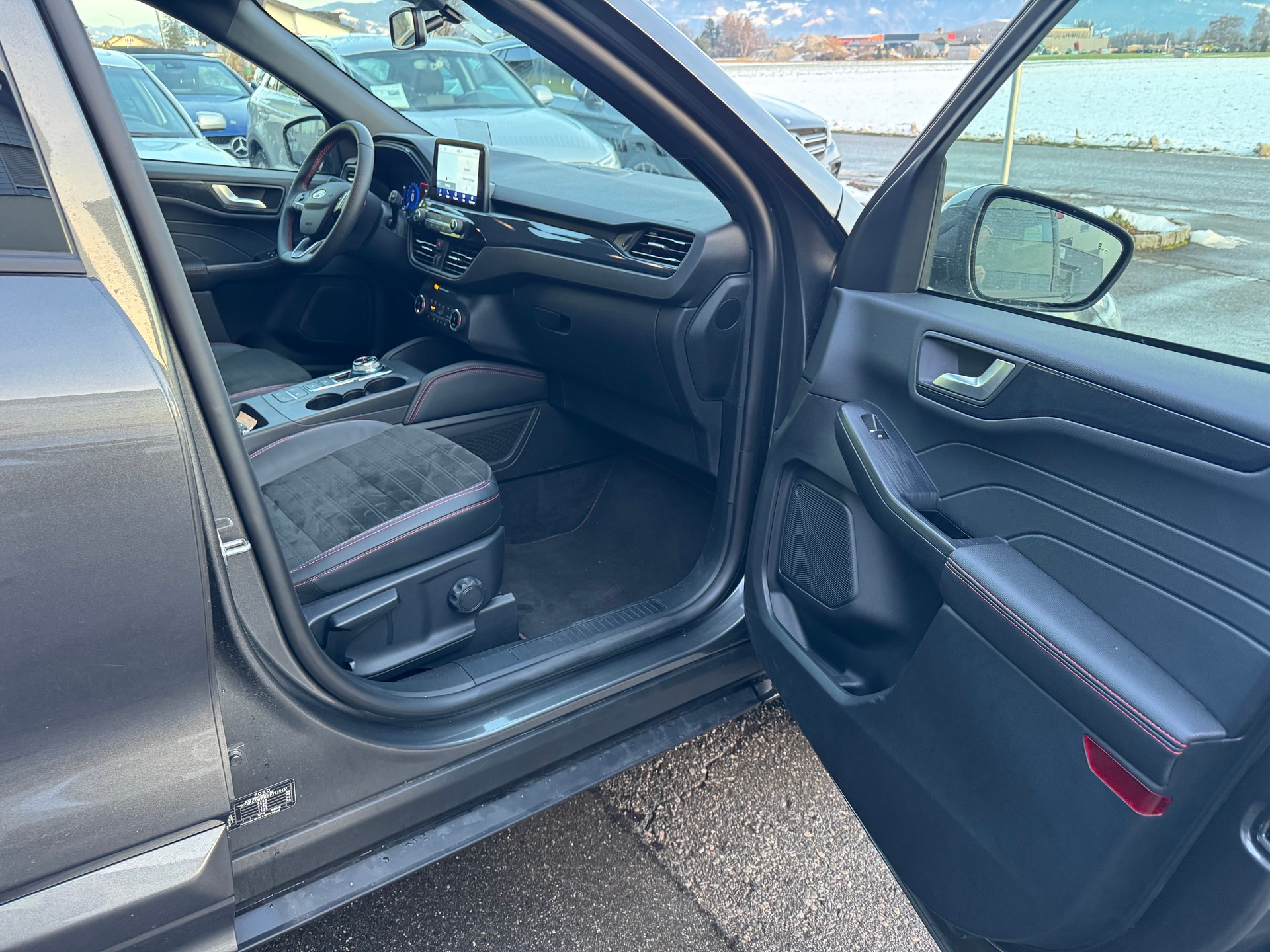 FORD Kuga 2.5 FHEV ST-Line X 4WD-image-15
